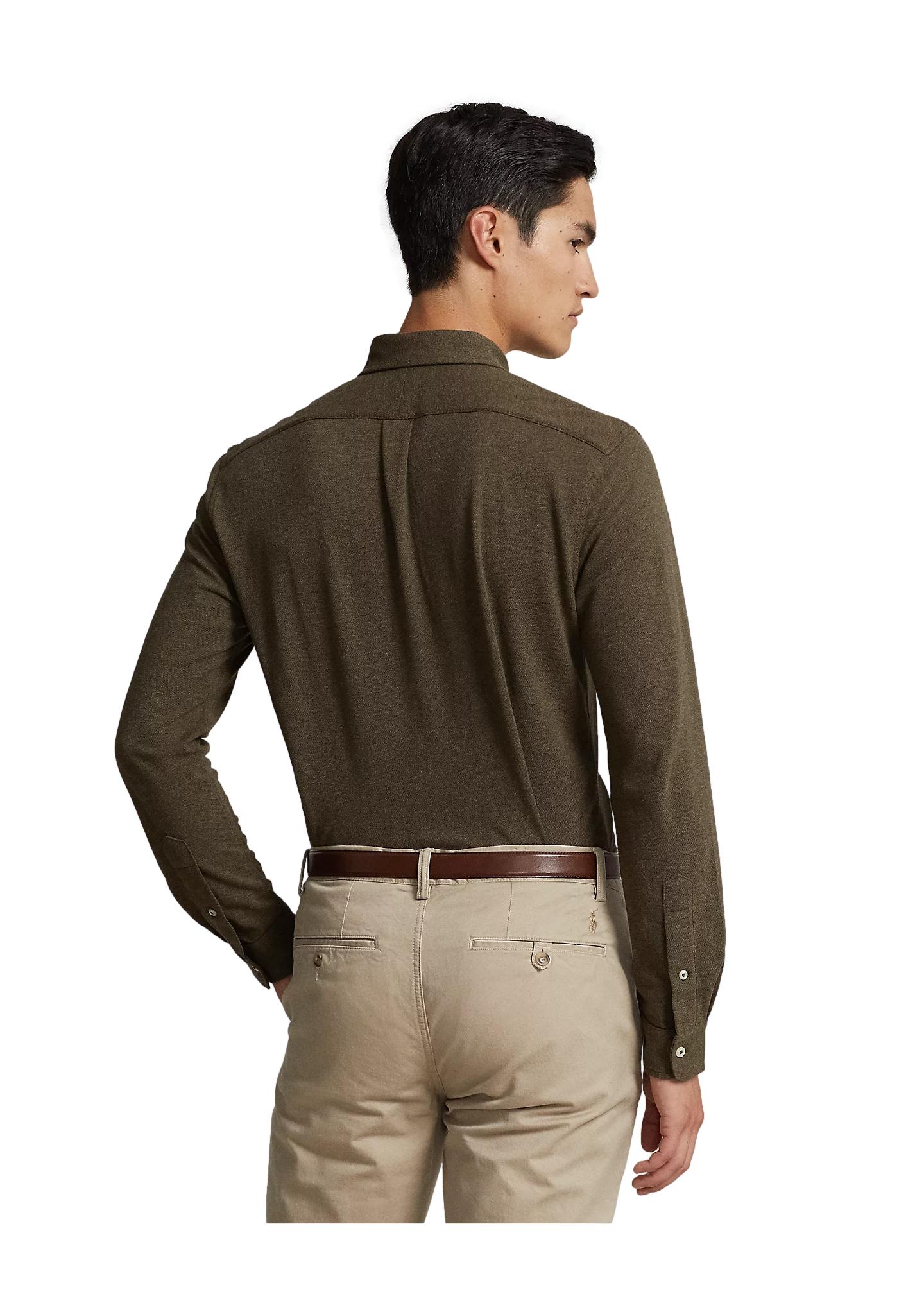 Olivenfarget Polo Ralph Lauren Featherweight Mesh skjorte med lett, pustende stoff og klassisk skjortedesign.