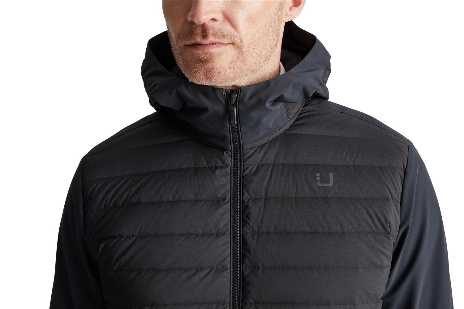 Sort UBR Supersonic™ Delta Hybrid Jakke vist fra front med glidelås og hett, laget av lett, vindtett materiale.