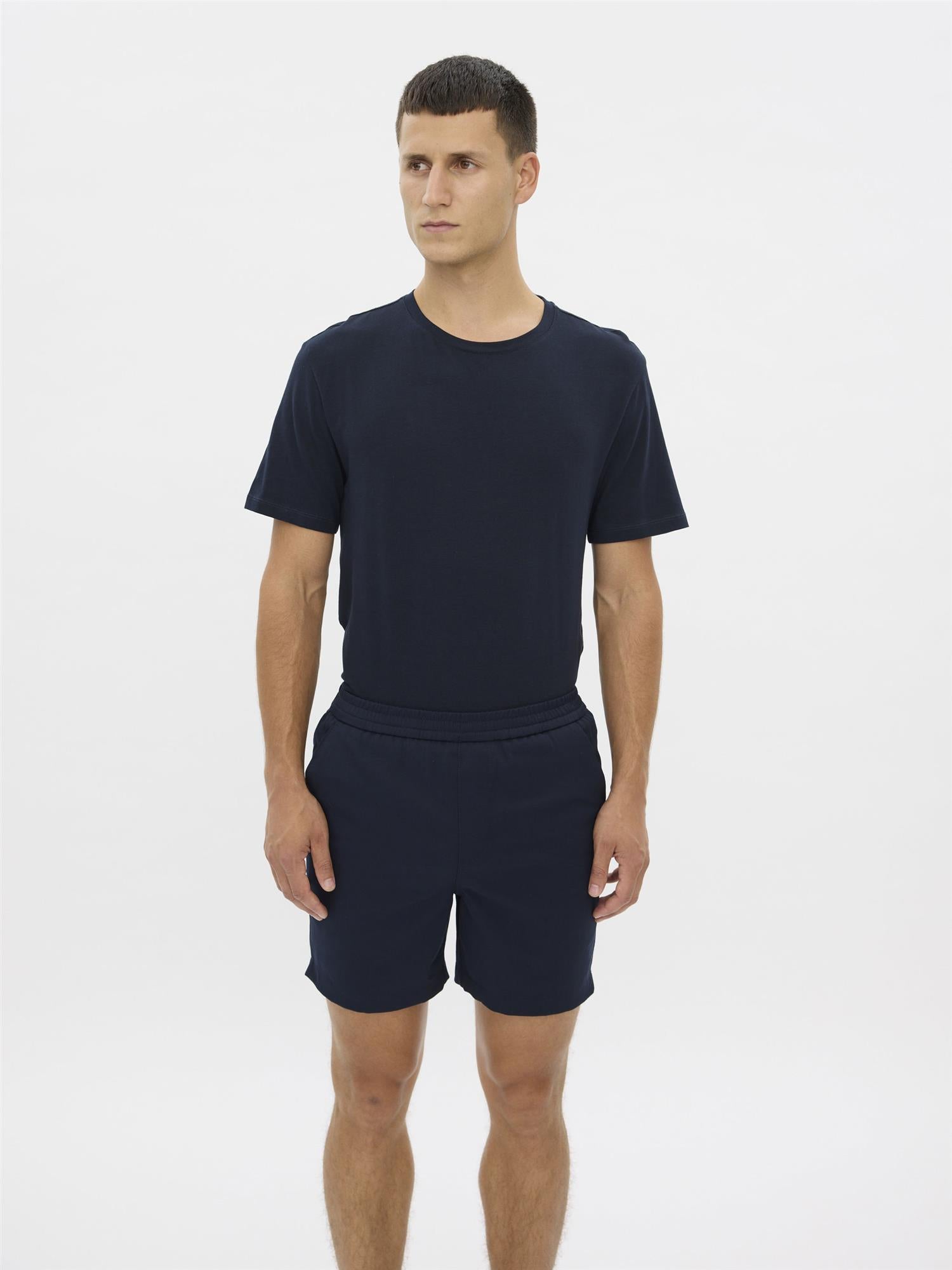 Plain Units Turipl Shorts 041 i marineblå, komfortable korte bukser med enkel design, laget av mykt stoff.