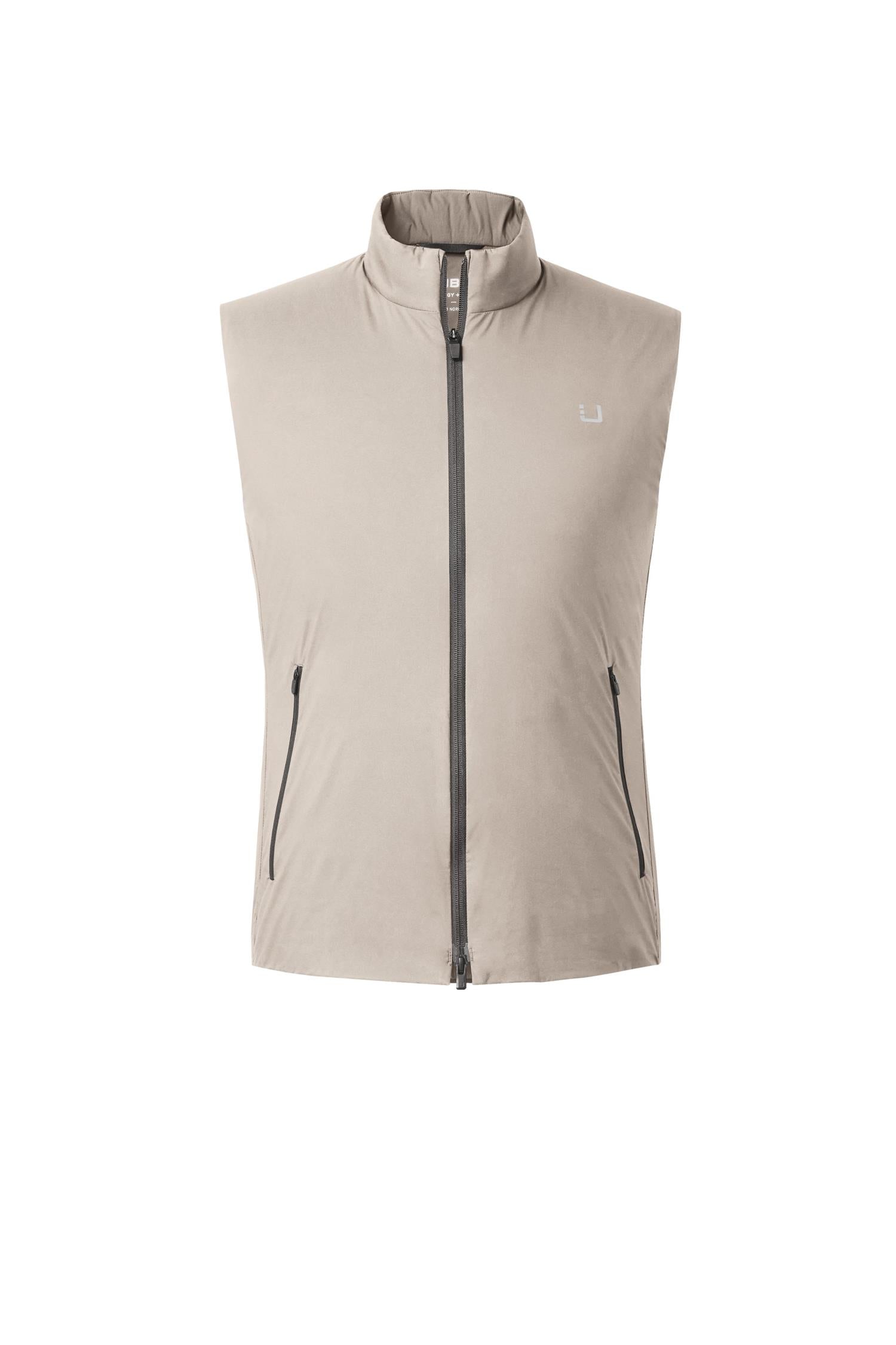 UBR Raptor™ vest i beige, lett og varm vest med glidelås foran og lommer, vist på modell.
