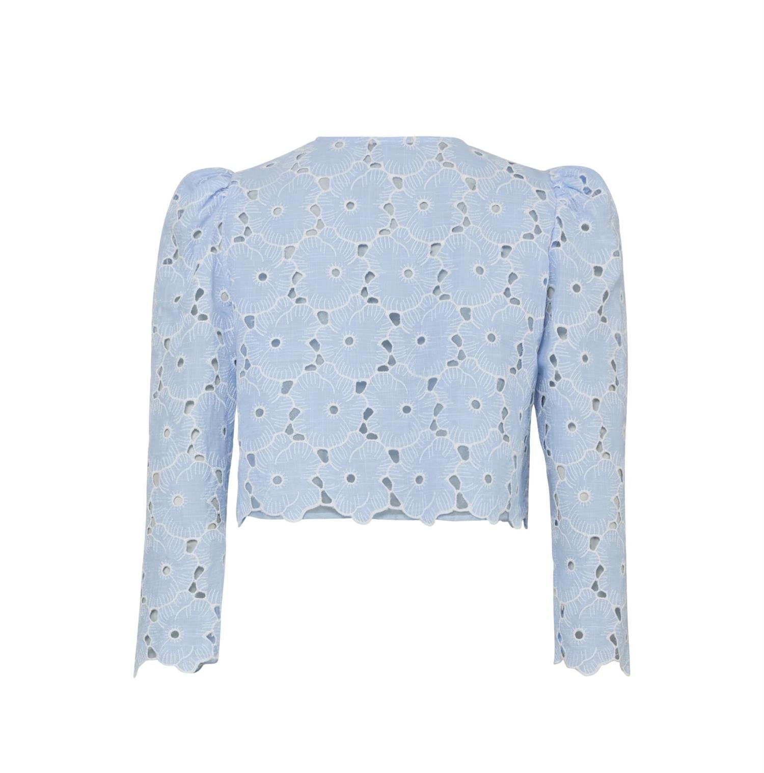 Lyseblå By TiMo broderi-anglaise jakke-bluse med blonder og fine detaljer, vist på et flatt bilde.