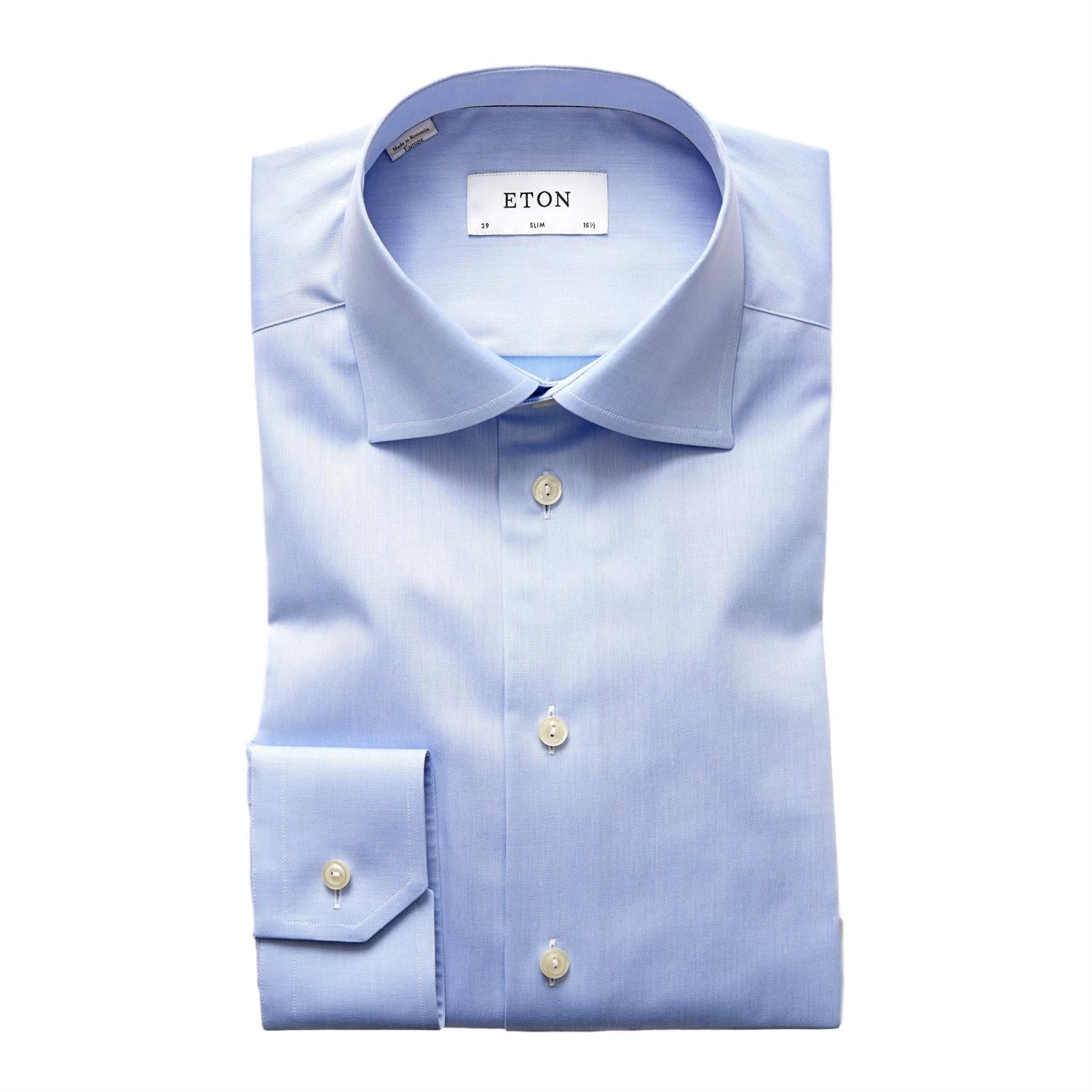 Lyseblå Eton Slim Signature Twill skjorte med knappestolpe og klassisk krage, vist på en modell.