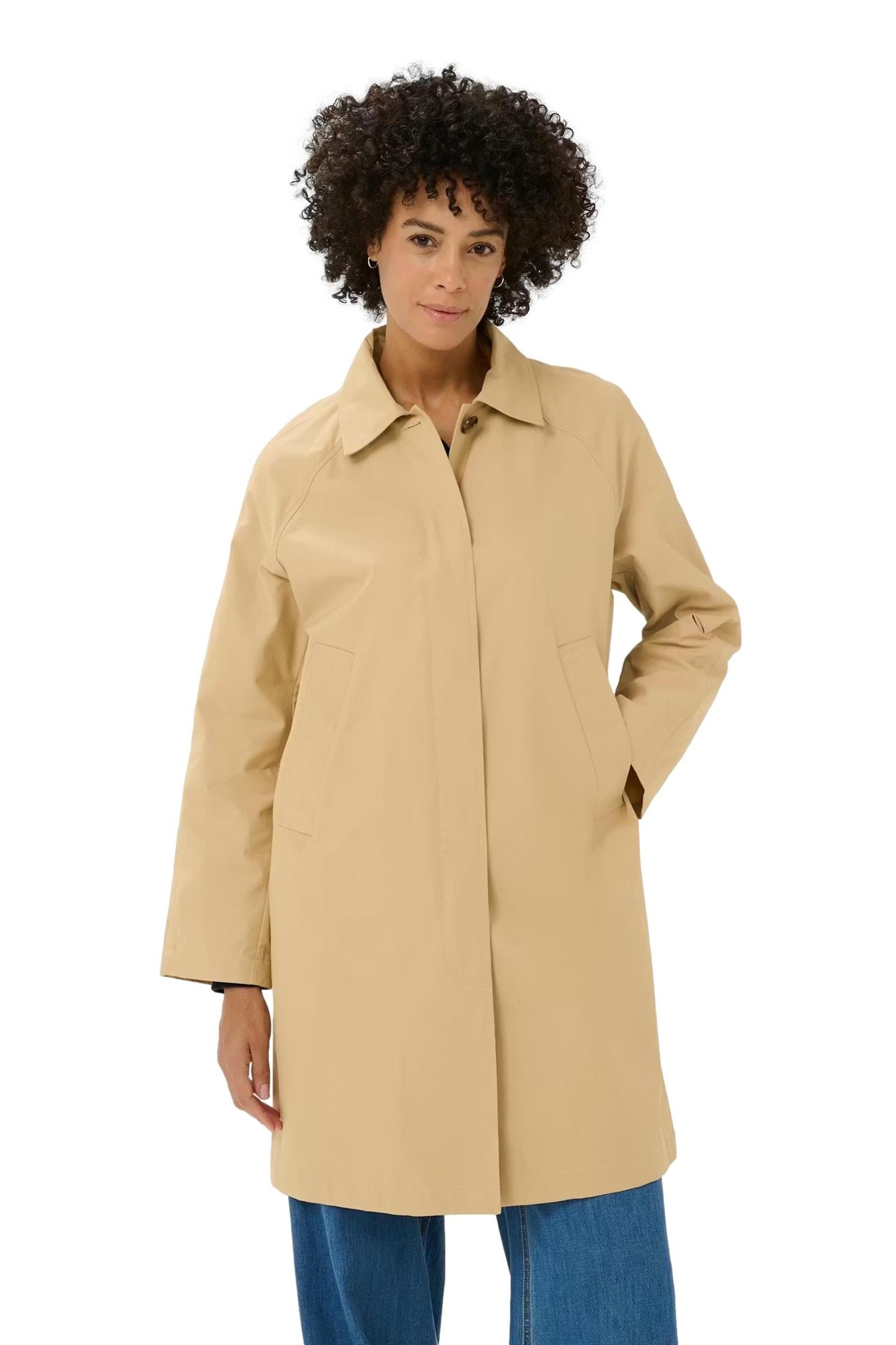 Beige Part Two EttiePW OTW jakke vist fra siden med glidelås og mykt stoff.