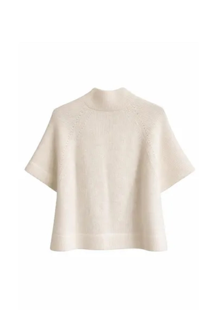 Hvitt Busnel Vilanie cardigan genser med myk tekstur og klassisk design, vist på en modell.