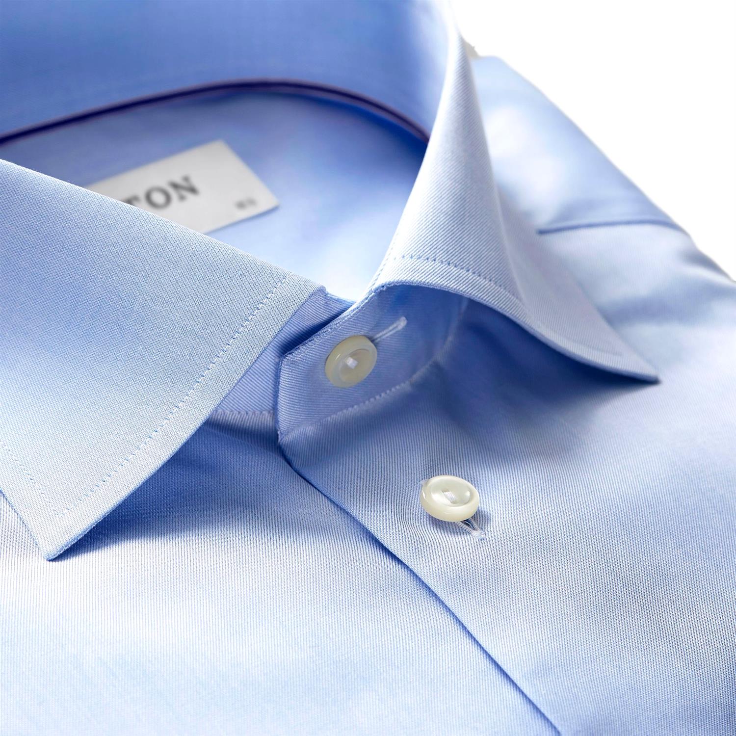Lyseblå Eton Slim Signature Twill skjorte med klassisk krage og knappestolpe, vist på flat visning.
