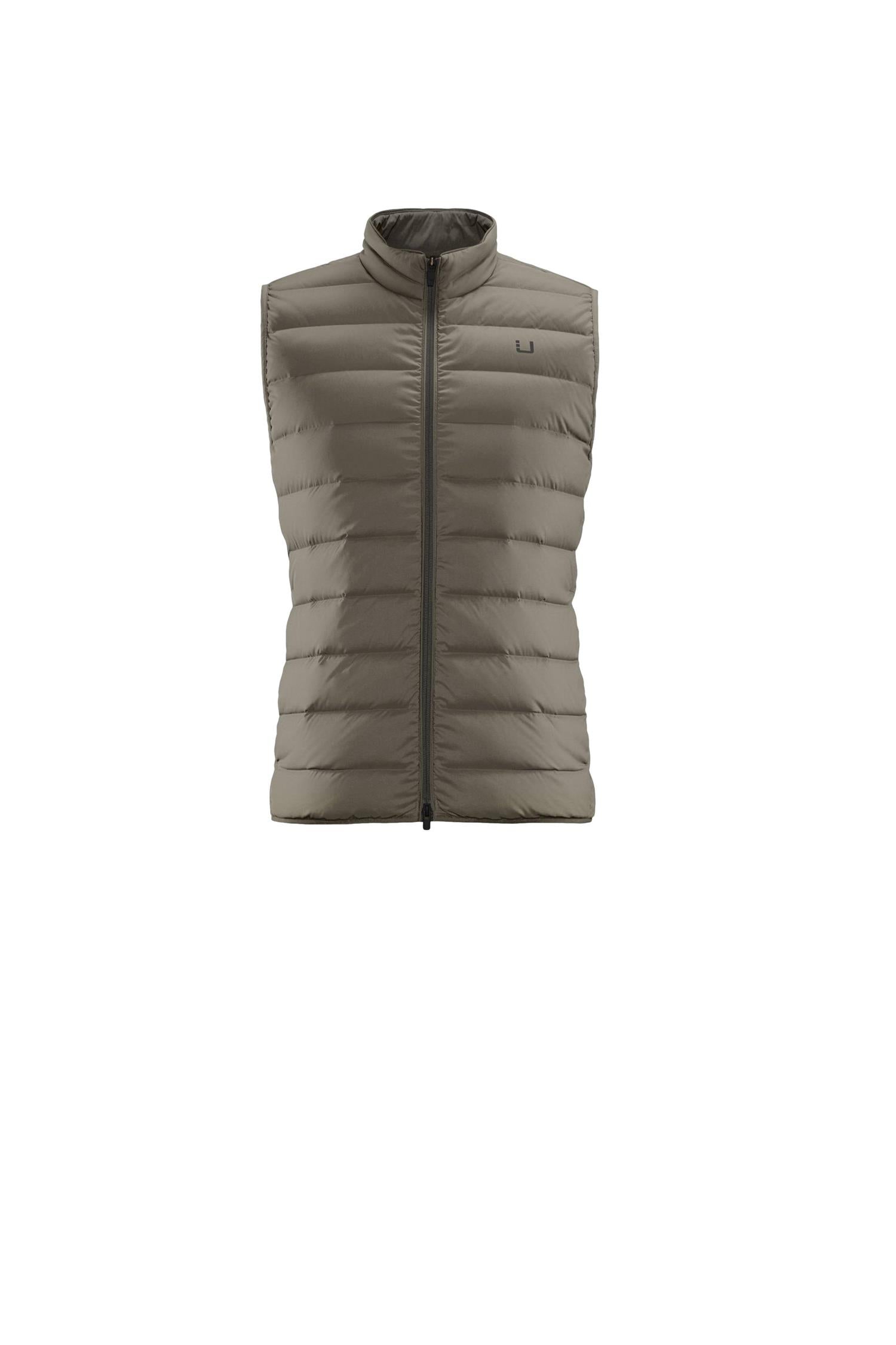 UBR Sonic vest i sandfarge, lett og komfortabel vest laget av mykt stoff, vist på en modell foran en nøytral bakgrunn.