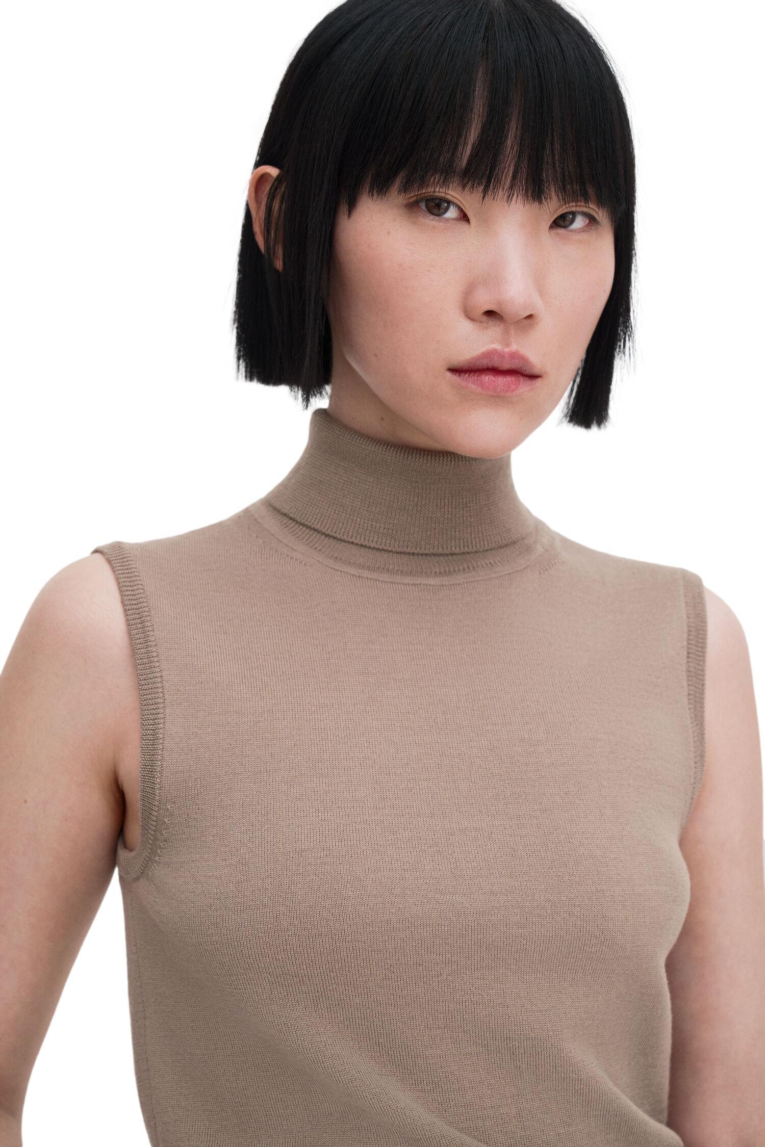 Filippa K Turtleneck Vest Vest Beige - chrismoa.no