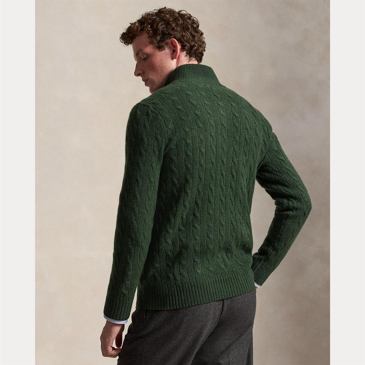 Grønn Polo Ralph Lauren genser med kabelstrikk av ull og kasjmir, vist på modell. Klassiskt og komfortabelt design.