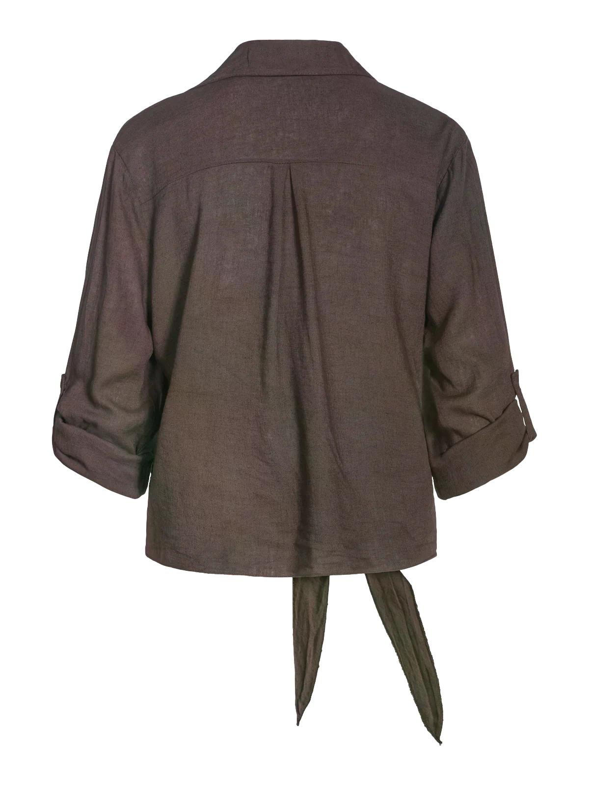 Mørkebrun Haust linen bluse med krage og lange ermer, vist på modellen i et naturlig miljø.