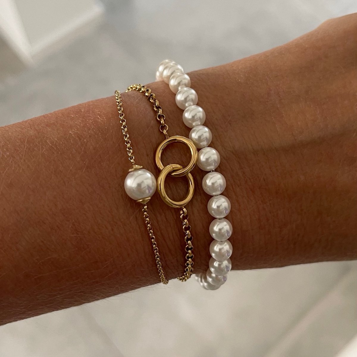 Gullfarget Bud to Rose Hitch armbånd med detaljert design, justert for komfort og stil, laget av kvalitetsmaterialer.