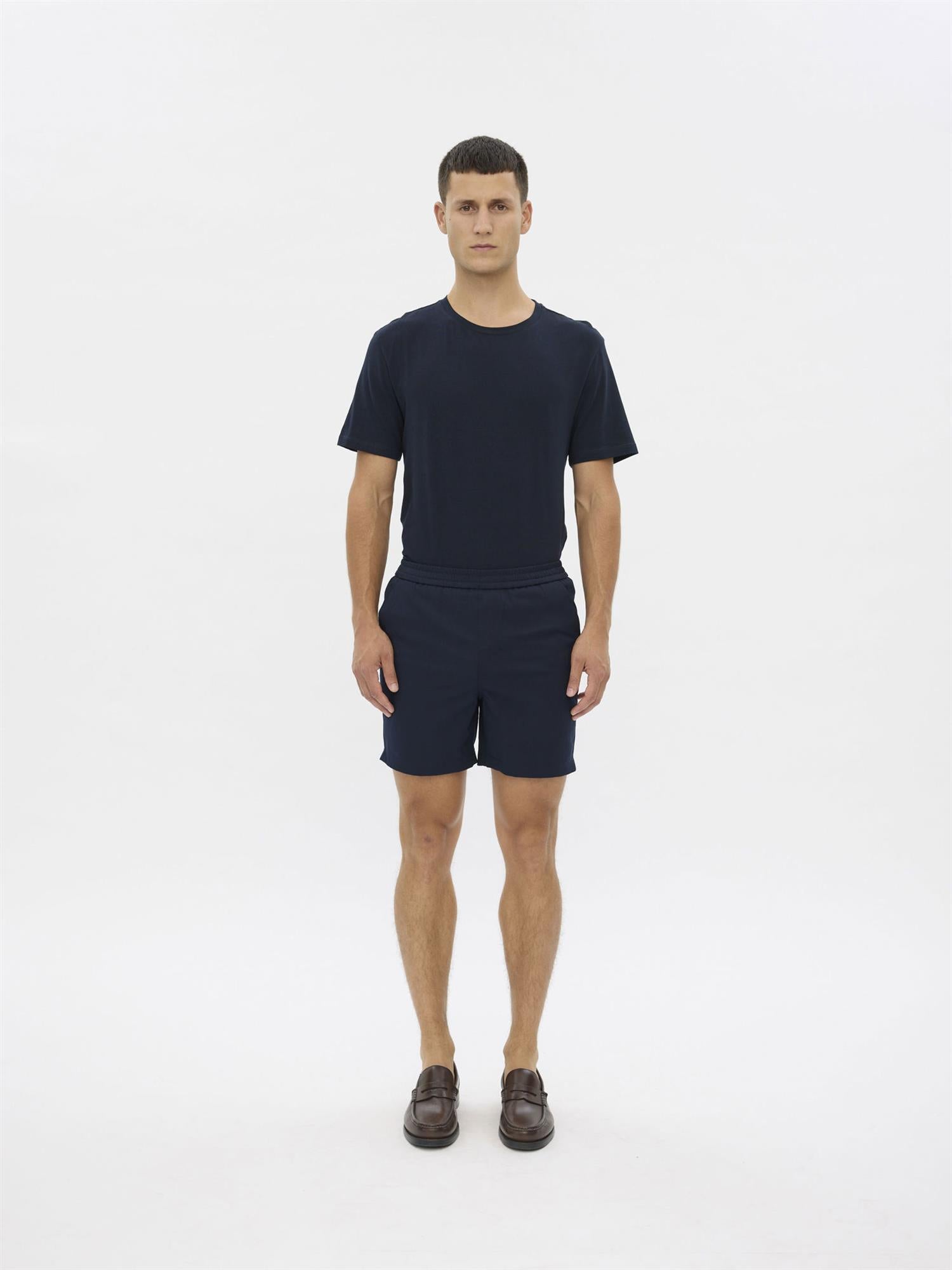 Navy blå Plain Units Turipl Shorts 041 shorts, avslappet passform, laget av mykt stoff, vist på en modell.