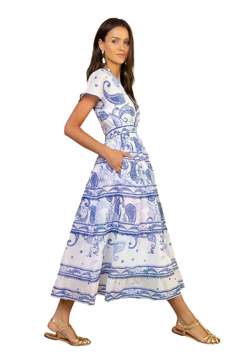 Navy Hale Bob Azeneth kjole med elegant snitt og blomsterdetaljer, vist på en modell.