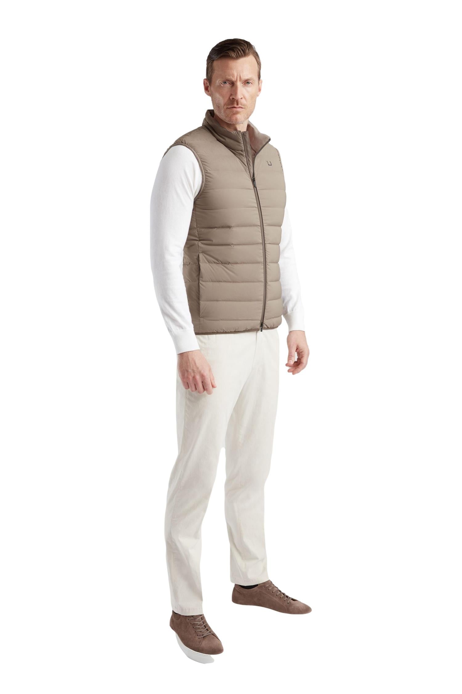 UBR Sonic vest i sandfarge, lett og komfortabel vest med glidelås, perfekt for utendørsbruk.