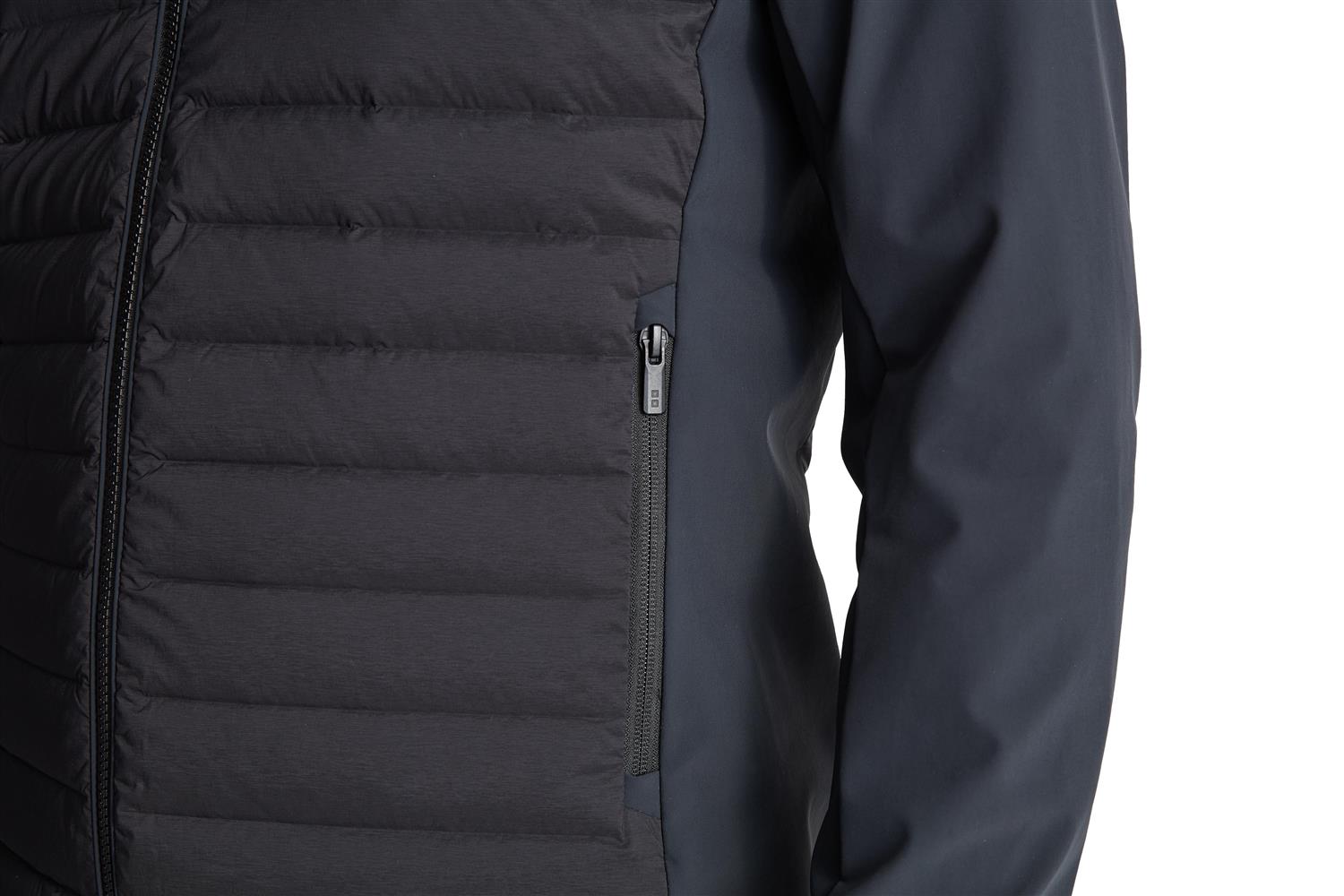 Sort UBR Supersonic™ Delta Hybrid jakke med moderne design og funksjonelle materialer, vist på modellen.