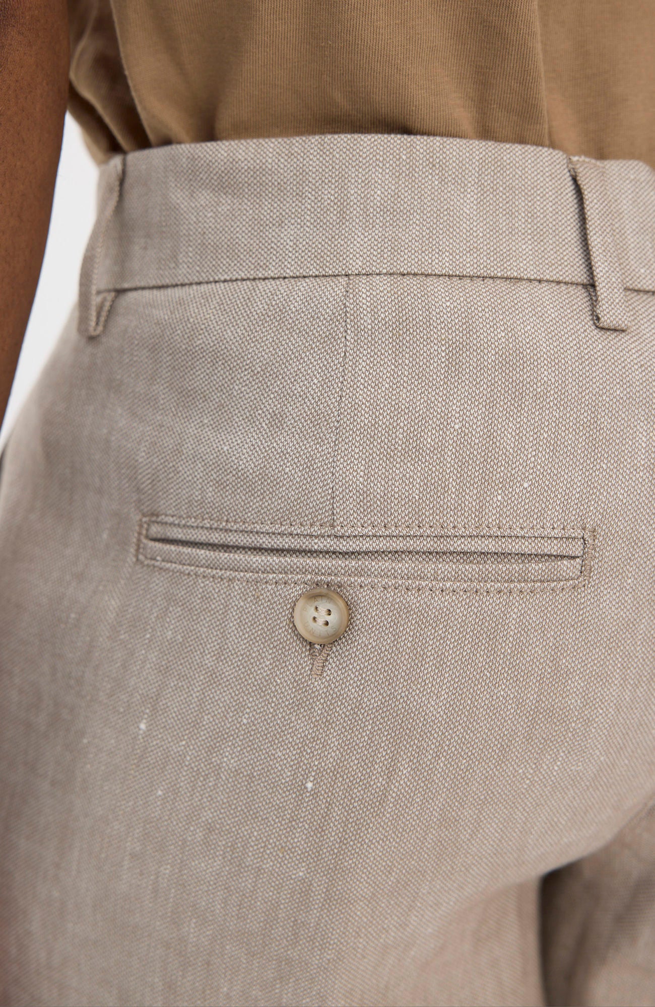 Plain Units Alvinpl Shorts 769 i valnøttfarget lin, casual shorts for menn, vist på modell foran hvit bakgrunn.
