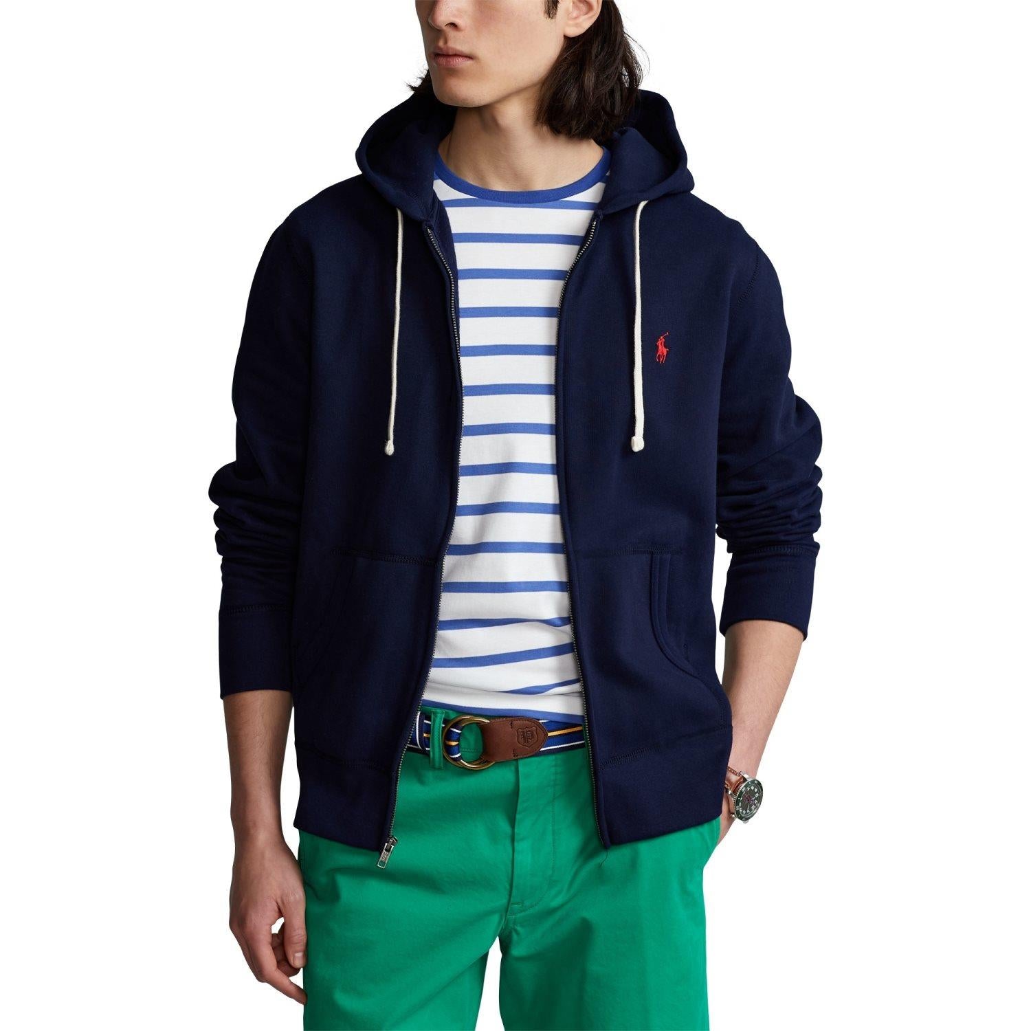 Marine blå fleece hoodie fra Polo Ralph Lauren med ribbestrikket krage og logo på brystet, sett foran.
