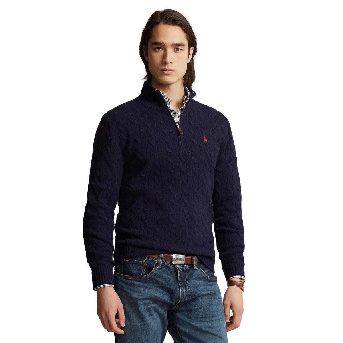 Marineblå Polo Ralph Lauren kabelstrikket ull- og kasjmirgenser, nærbilde av tykk, myk genser med ribbestrikk.