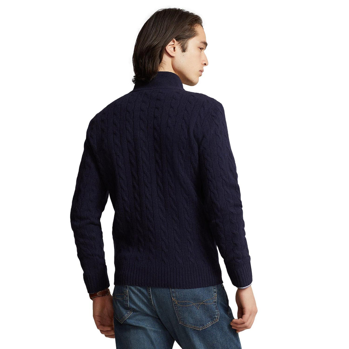 Marinefarget Polo Ralph Lauren genser med kabelstrikk av ull og kasjmir, langermet og myk, vises i bildet.
