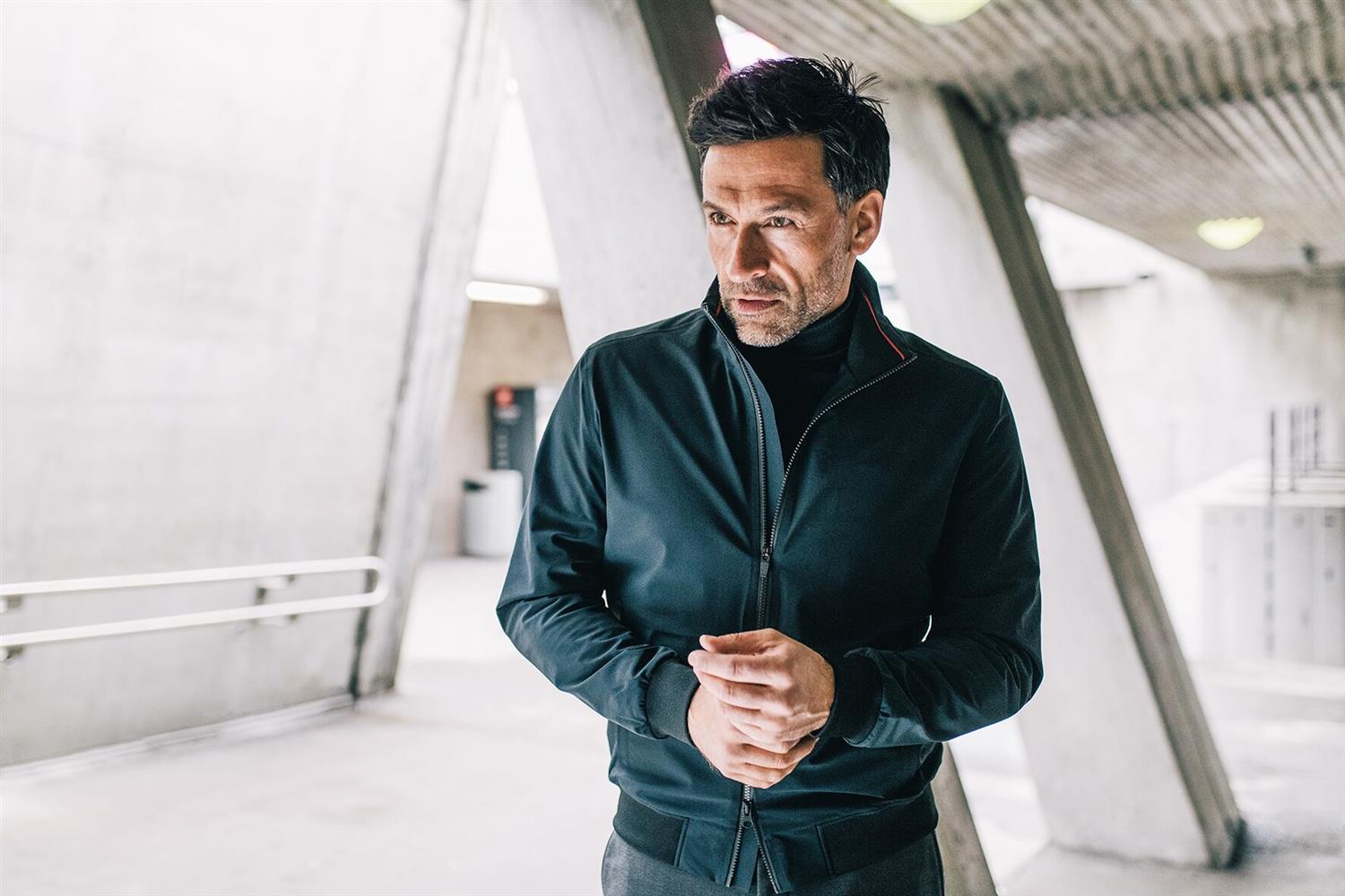 Sort UBR Bullet™ Delta Bomber-jakke i nylon med ribbestrikkede mansjetter og glidelås foran, utendørs bruk.