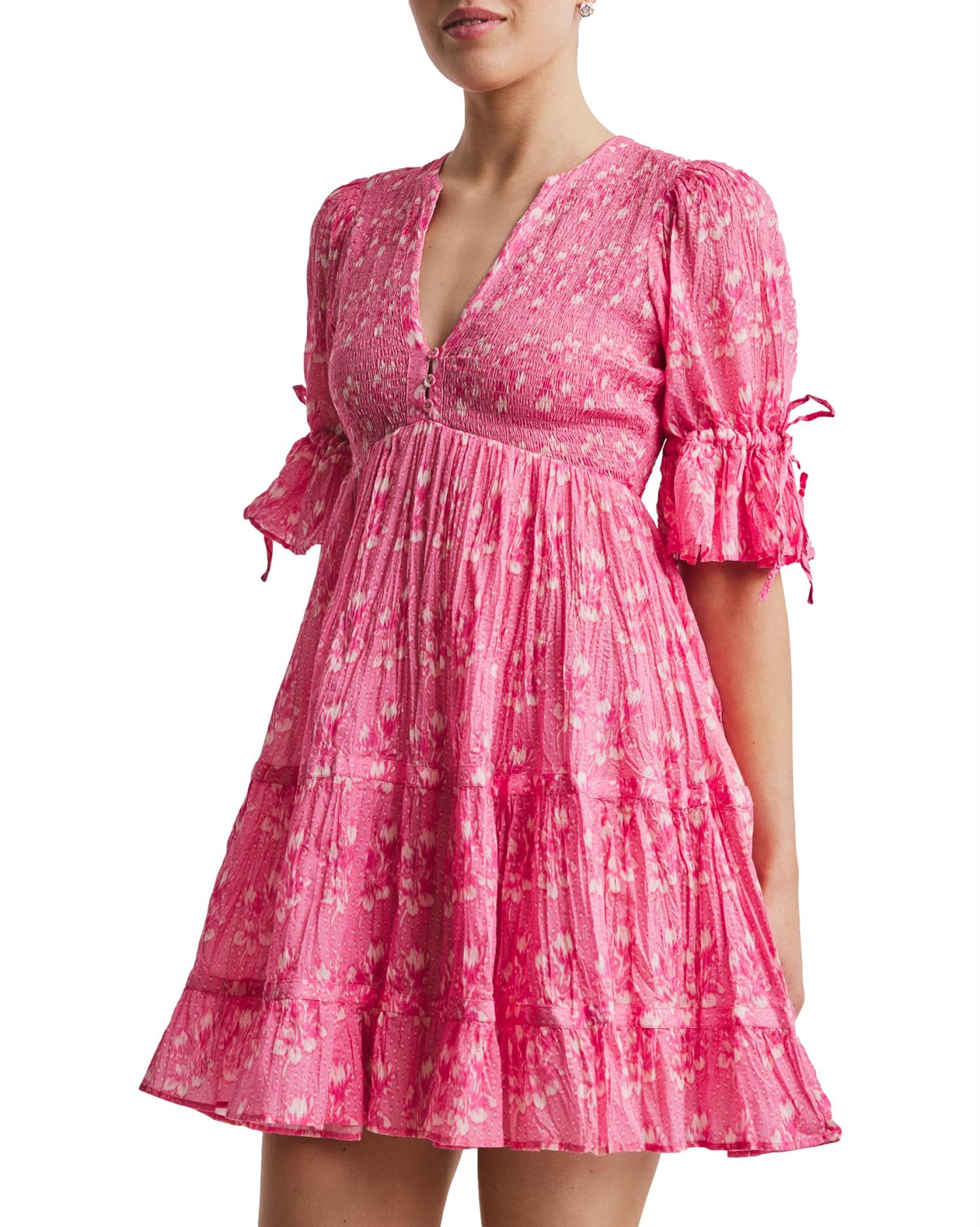 Rosa By TiMo Twisted Mini Kjole med elegant snitt og lett stoff, perfekt for sommer- eller festantrekk.