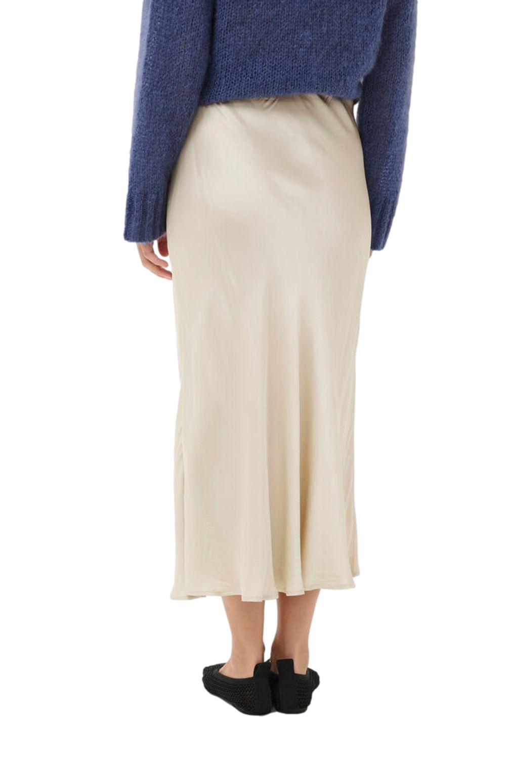 Lys-beige Part Two LaurinaPW skjørt vist på modell, mykt og elegant stoff med rett passform.