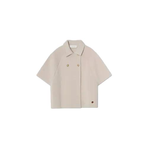 Busnel Gertrude Cape i lys-beige, myk og varm klescape med elegant design, vist foran på modellen.