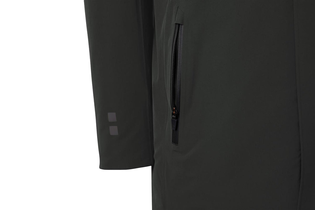 UBR Regulator™ Parka jakke i olivengrønn, utendørsjakke med justerbare detaljer og varmende stoff, vist på modell.