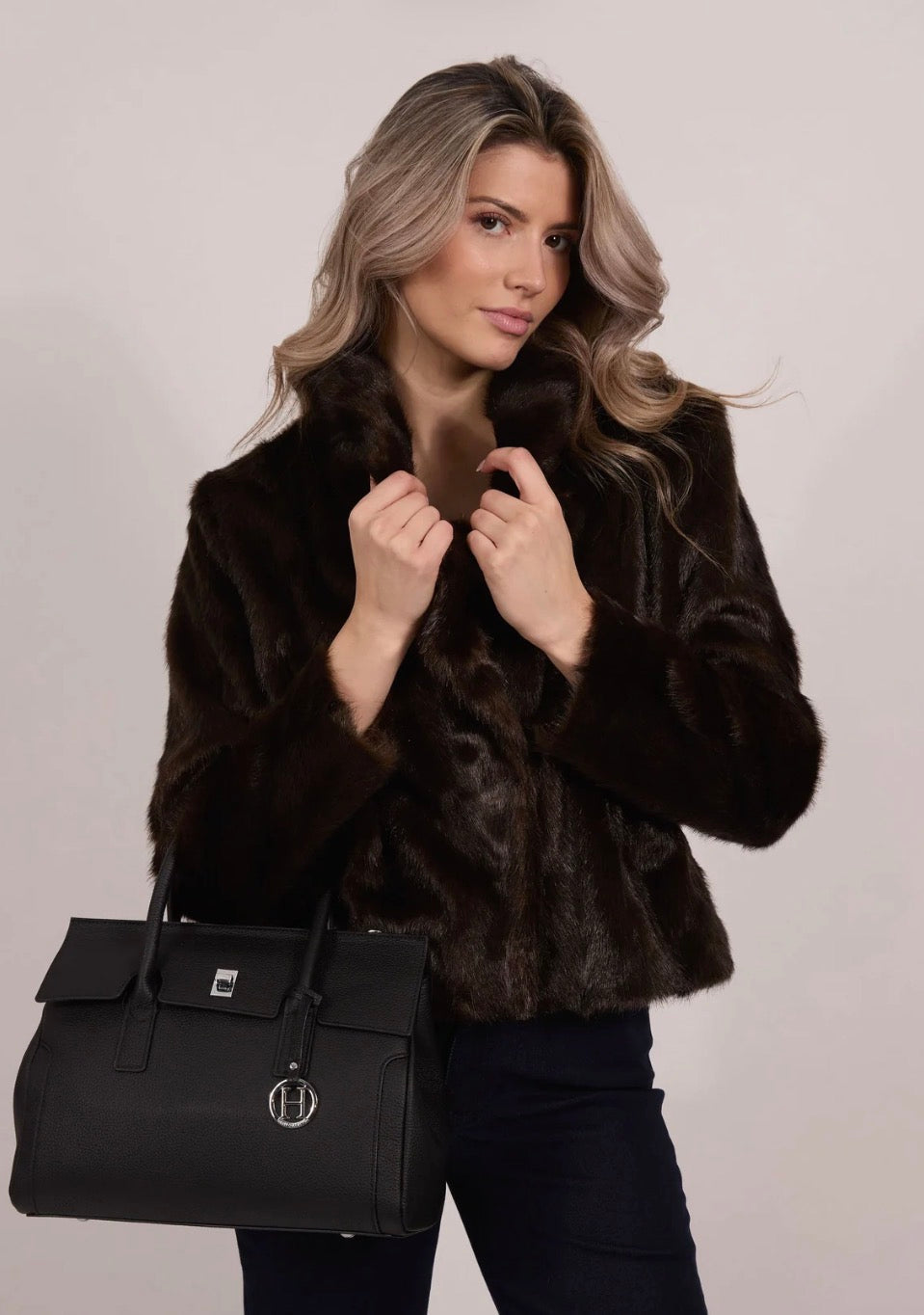 Haust brun faux mink jakke, kort jakke i myk kunstmink med myk tekstur og elegant design.