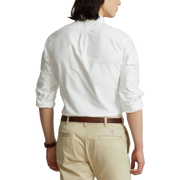 Hvit Oxford-skjorte fra Polo Ralph Lauren i slim fit passform, med klassisk krage og knappestolpe, vist på modell.