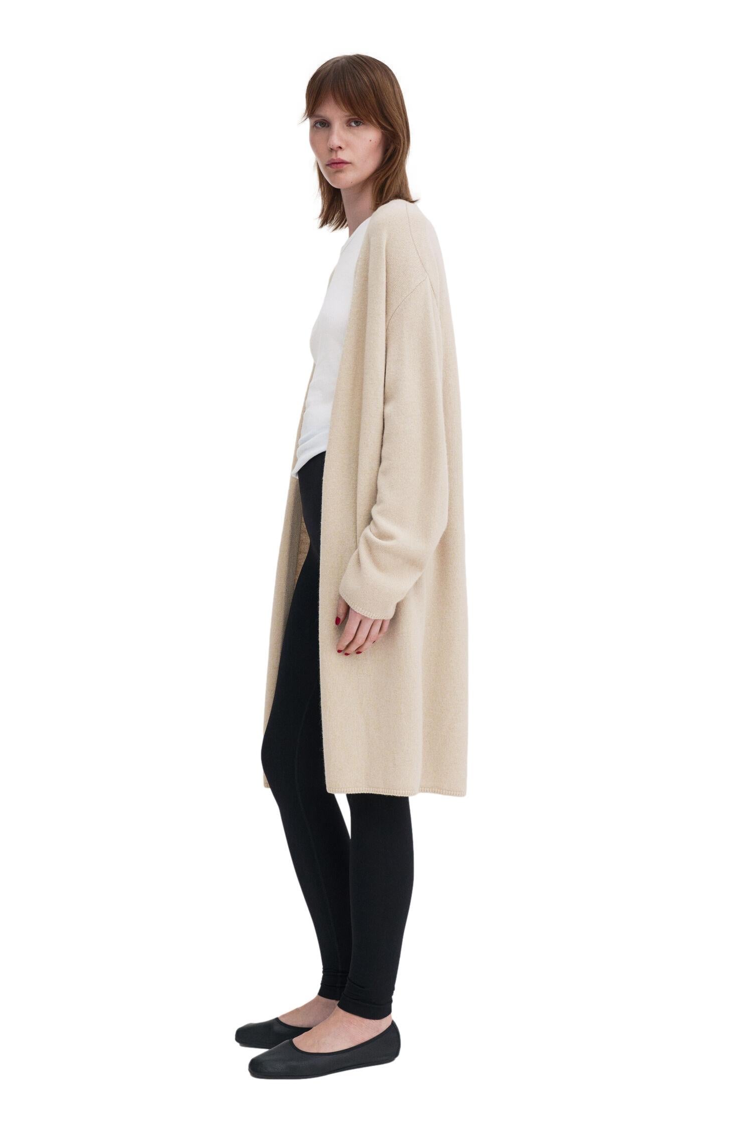 Lys-beige Filippa K ull- og kasjmirkardigan i lang modell med mykt, komfortabelt stoff og klassisk design.