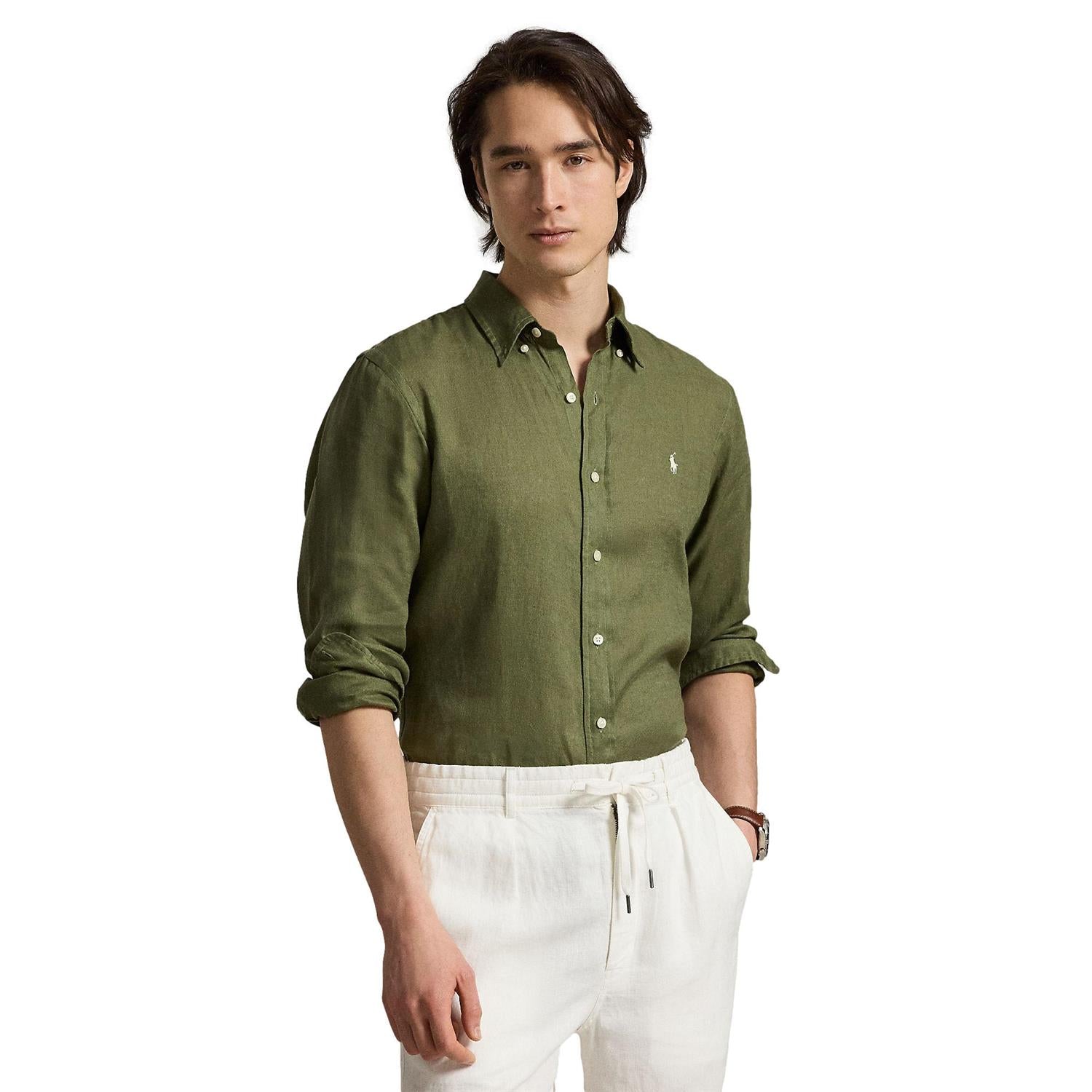 Lys grønn poloskjorte fra Ralph Lauren i lin, tilpasset passform, vist brettet ut med krage og knapper foran.