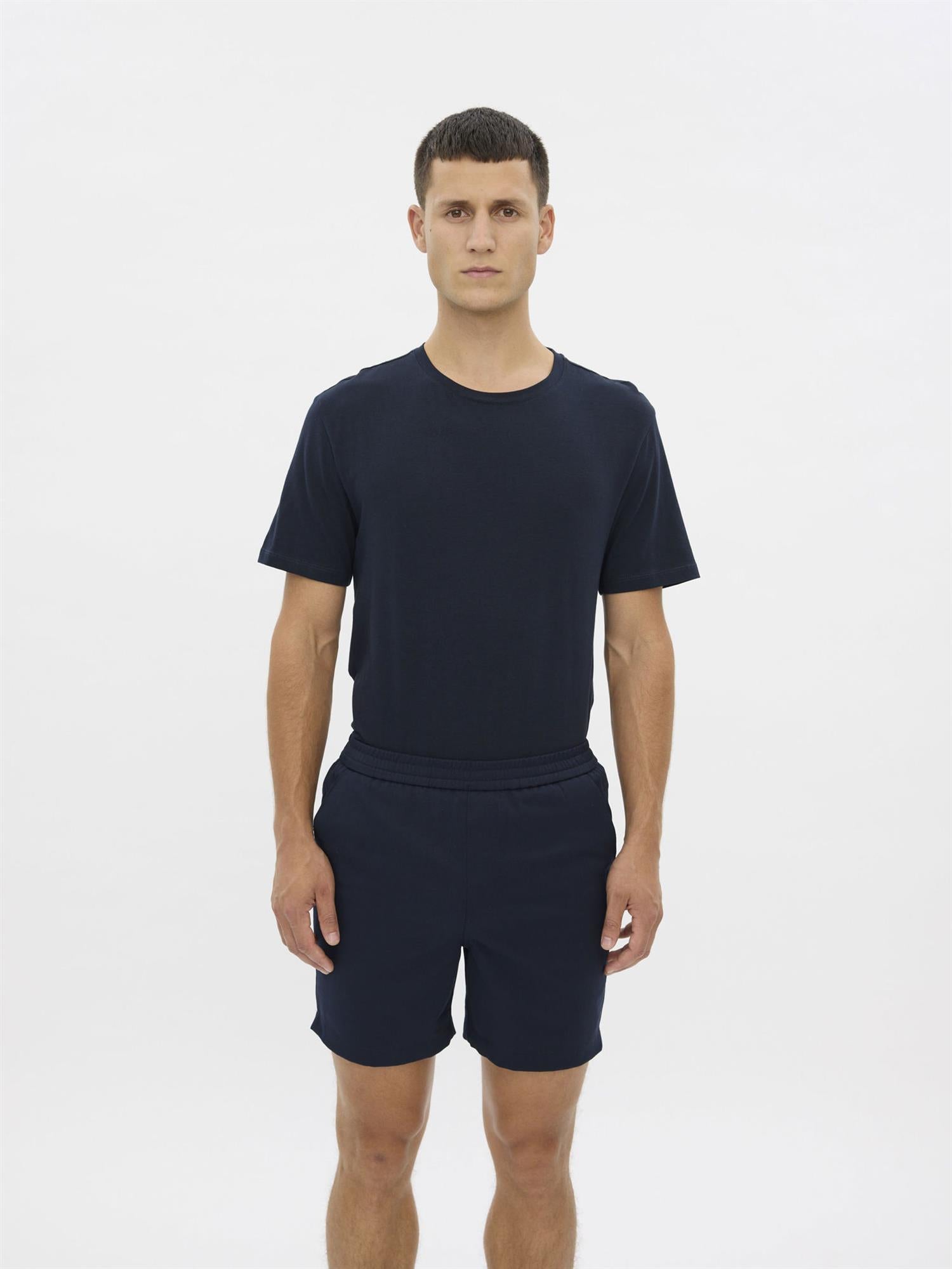 Navy blå Plain Units Turipl Shorts 041 som vises med komfortabel passform og enkel design.