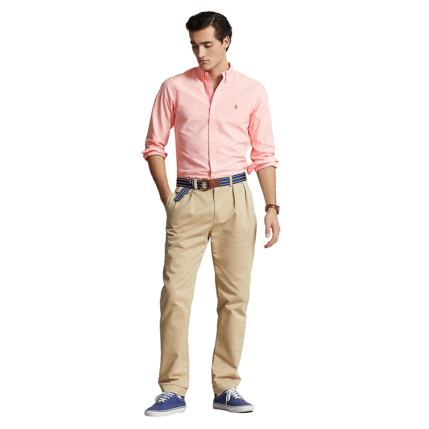 Rosa slim fit Oxford skjorte fra Polo Ralph Lauren, vises med knappestolpe og krage på hvit bakgrunn.