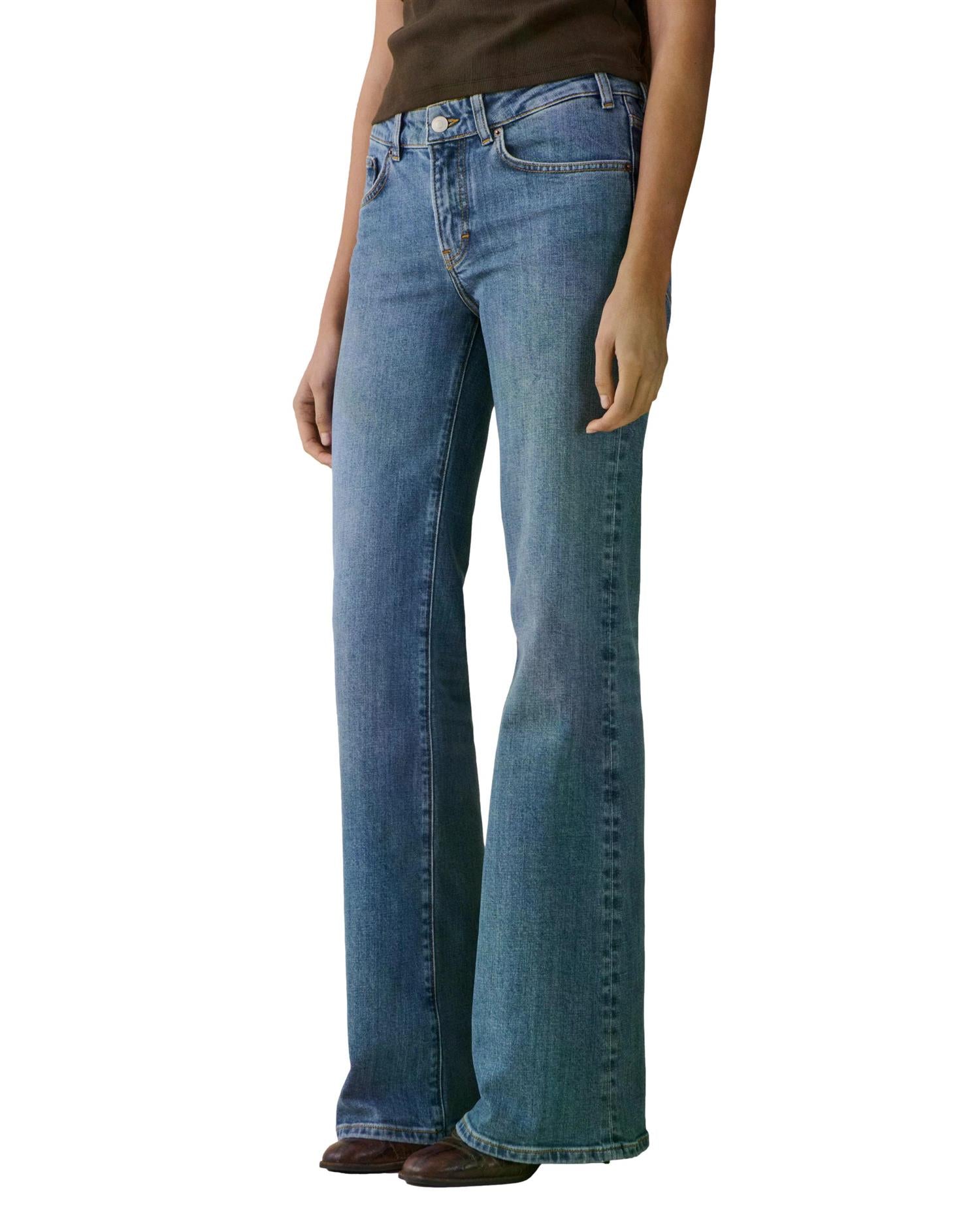 Nøytrale Jeanerica San Babila jeans i denim, vises på modell med klassisk snitt og lyse vasker.