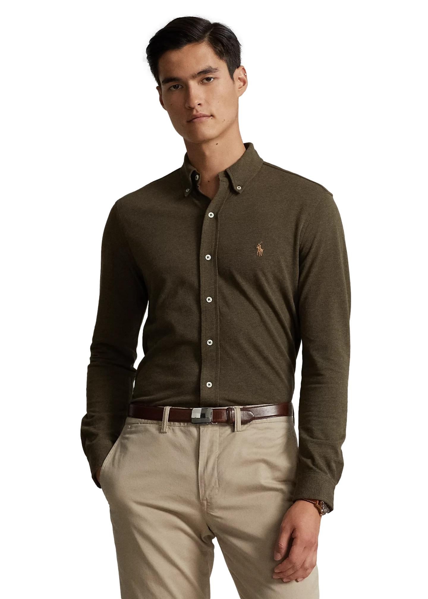 Lys olivenfarget Polo Ralph Lauren mesh skjorte i lett stoff med klassisk design og knappelukking, vises i bildet.