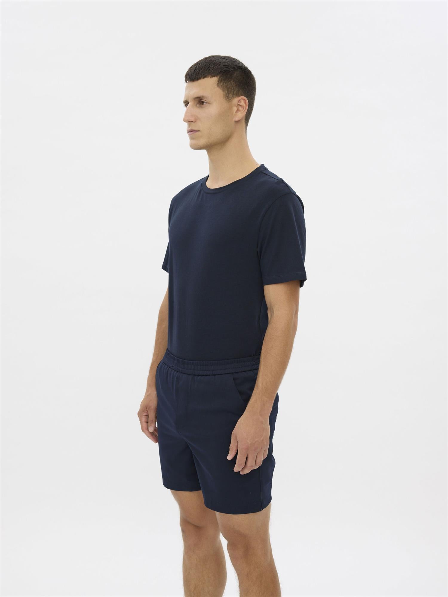Navy blå Plain Units Turipl Shorts 041, casual shorts med enkel design, laget av komfortabelt materiale.