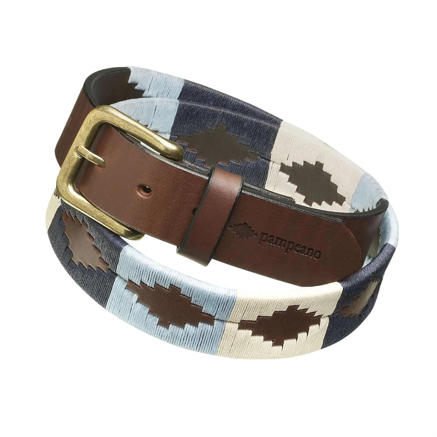 Blå Pampeano belte, Sereno serie, med lærrem og sølvspenne, vist på en modell.