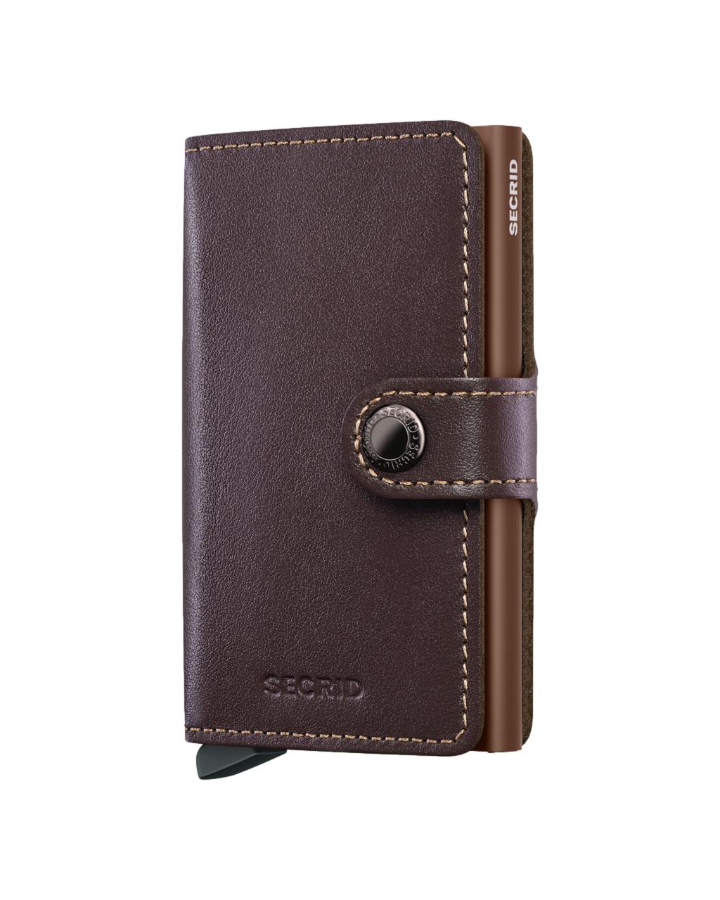 Secrid Miniwallet brun lommebok med kompakt design og kortspor, vist med åpen lommebok som viser kort og plass til sedler.