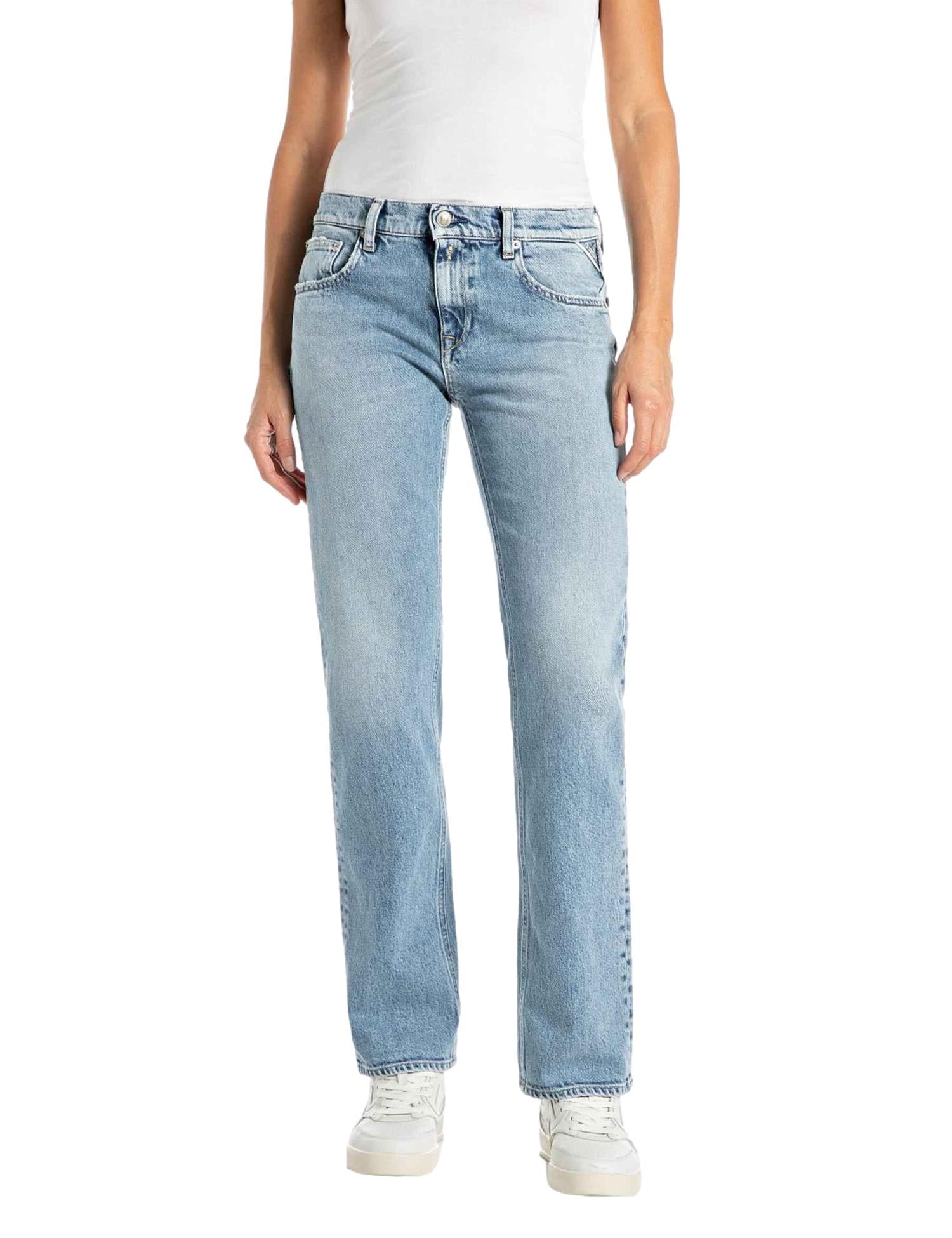 Replay Akeme jeans i denim med klassisk snitt og blå farge, vist på en modell med lommer og beltehemper.