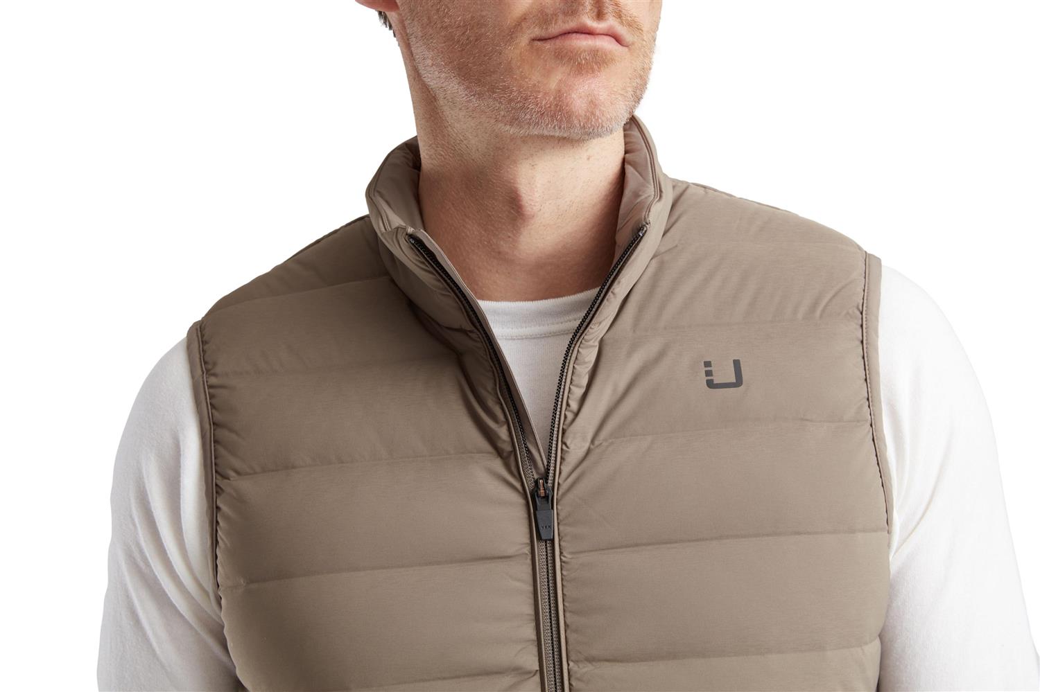 UBR Sonic vest i sandfarge, lett og komfortabel vest med mykt stoff og justerbare detaljer, vist på bilde.