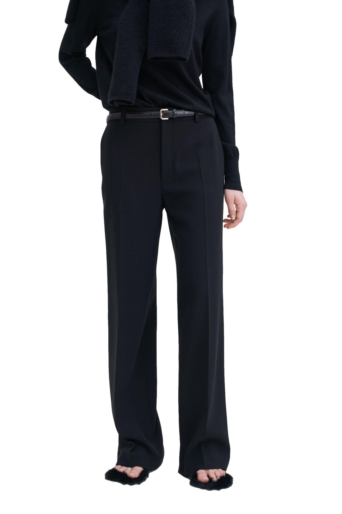 Sort Filippa K Hutton bukse av bomullsstoff med rett passform og mid waist, vist på modell.