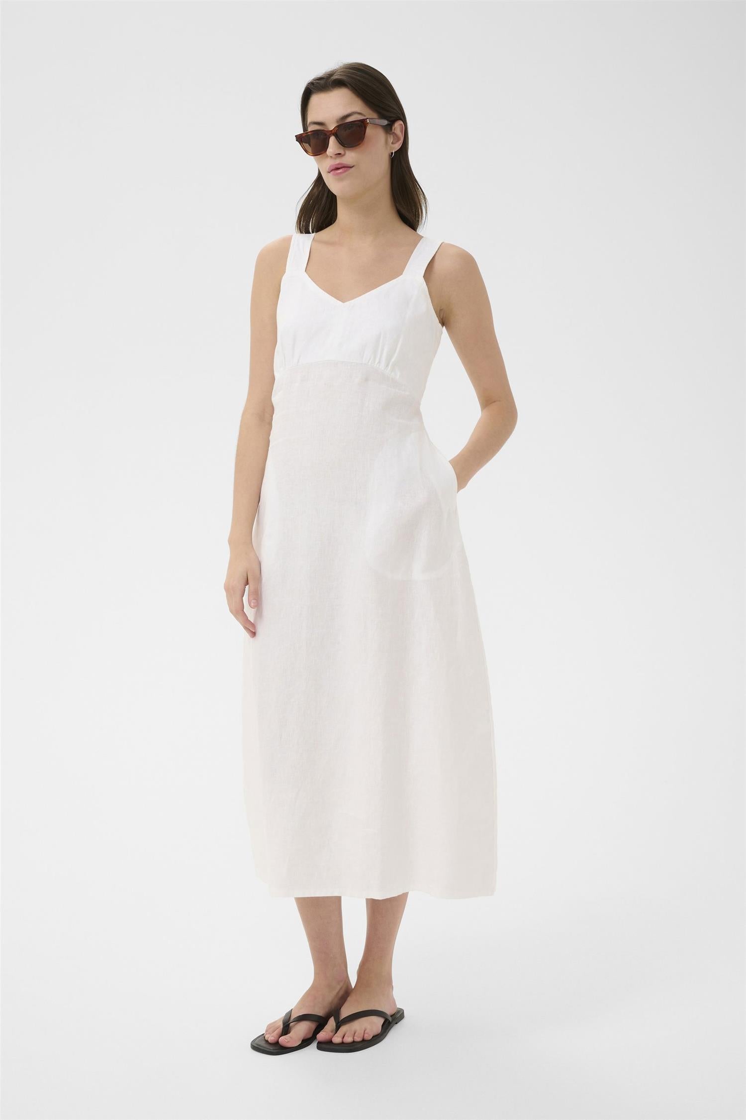 Part Two kjole i Bright White med elegant snitt, vises på modell, perfekt for sommerlige anledninger.