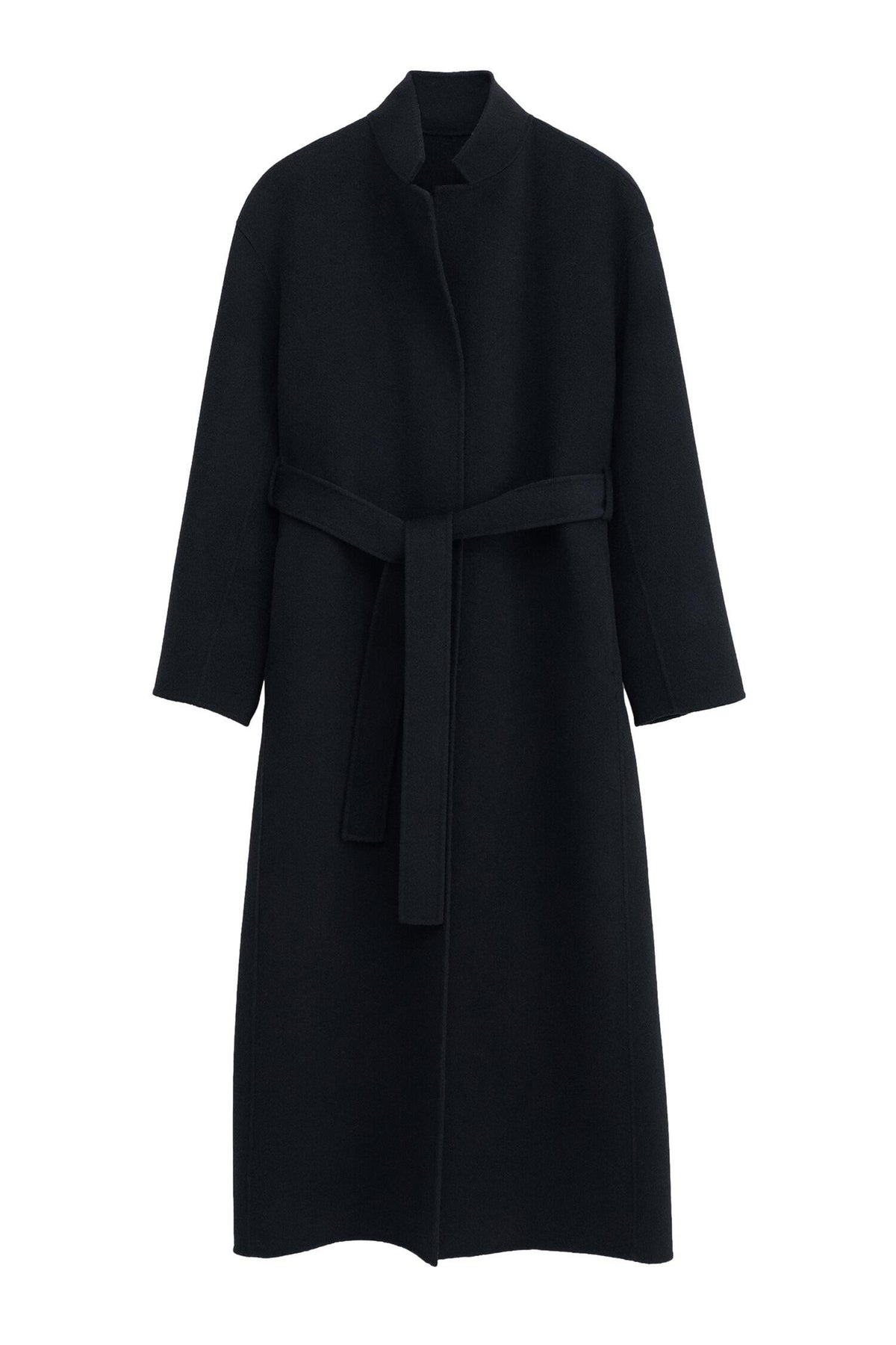 Sort Filippa K Alexa kåpe i klassisk design med rett snitt og krage, vist på modell foran nøytral bakgrunn.