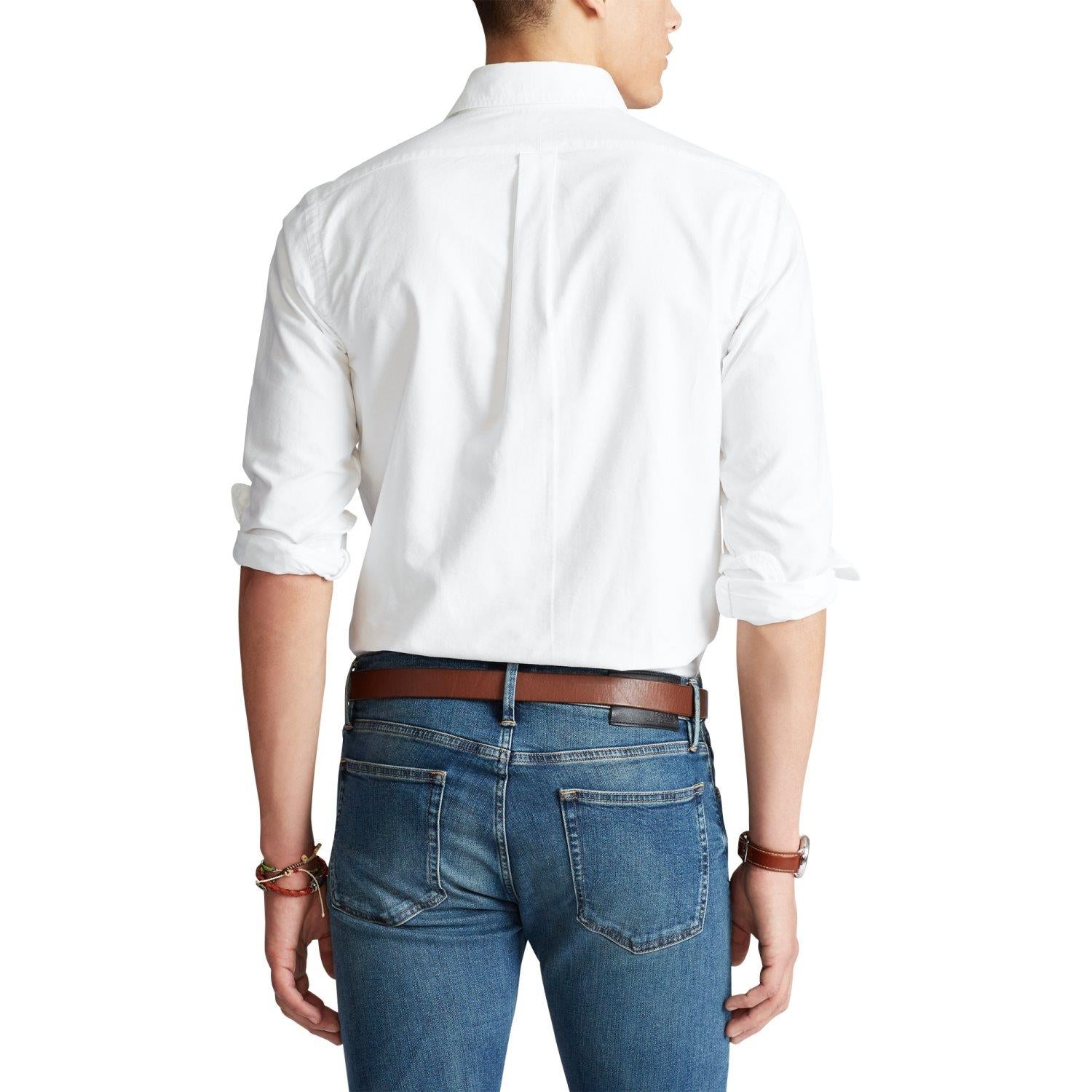 Hvit Polo Ralph Lauren Custom Fit Oxford-skjorte med krage og knappestolpe, vist på modell.
