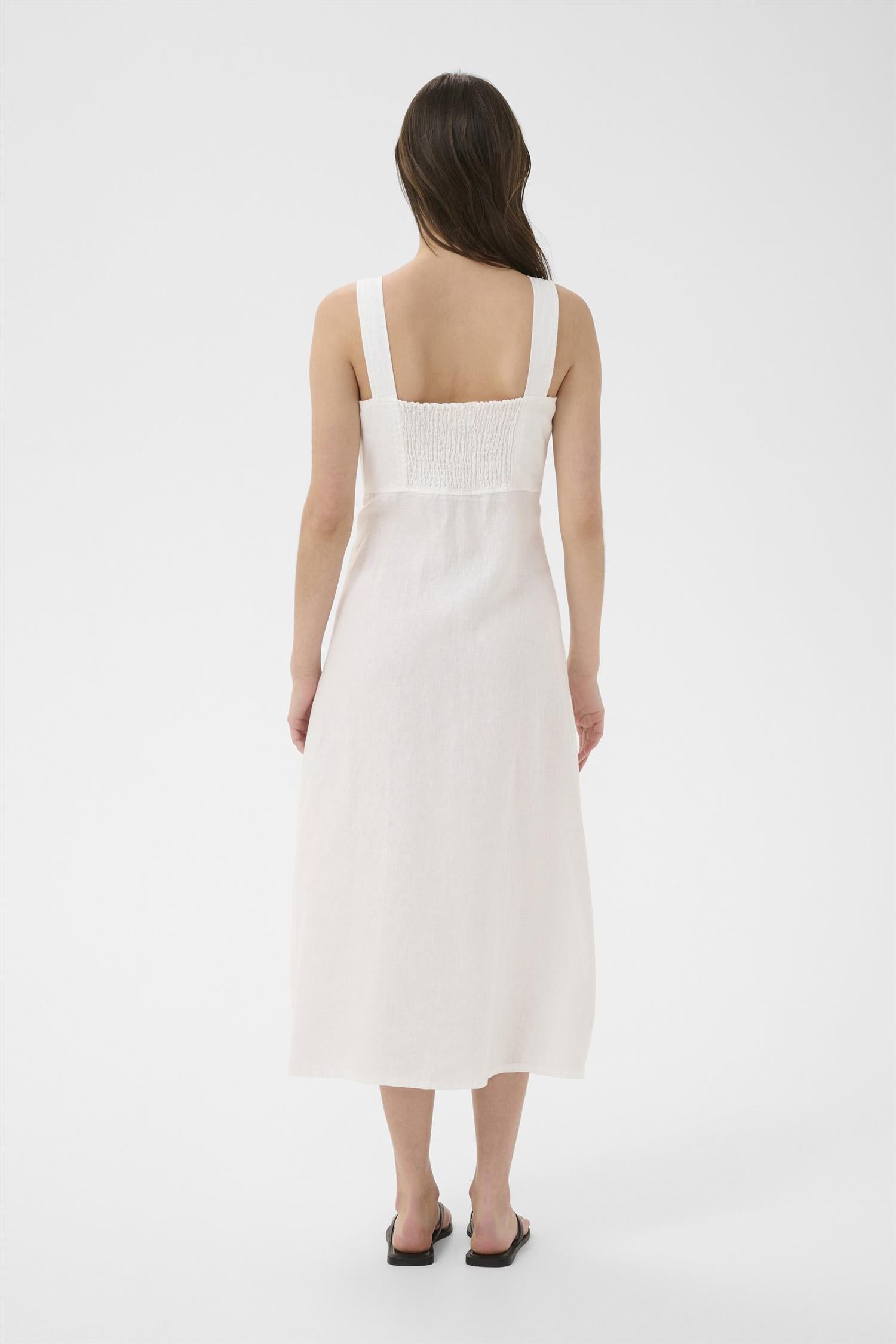 Part Two Botillepw kjole i lys hvit med elegant design, perfekt for spesielle anledninger, vist på modell.