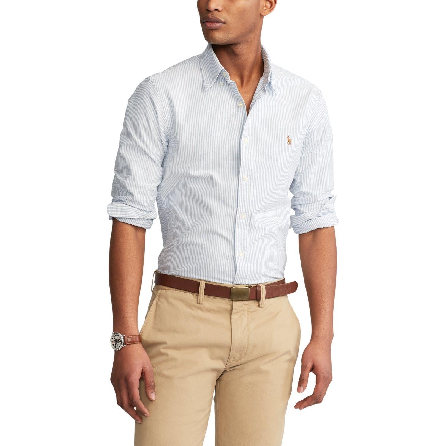 Blå oxford slim fit skjorte fra Polo Ralph Lauren med tverrgående striper og klassisk krage, vist på en modell.