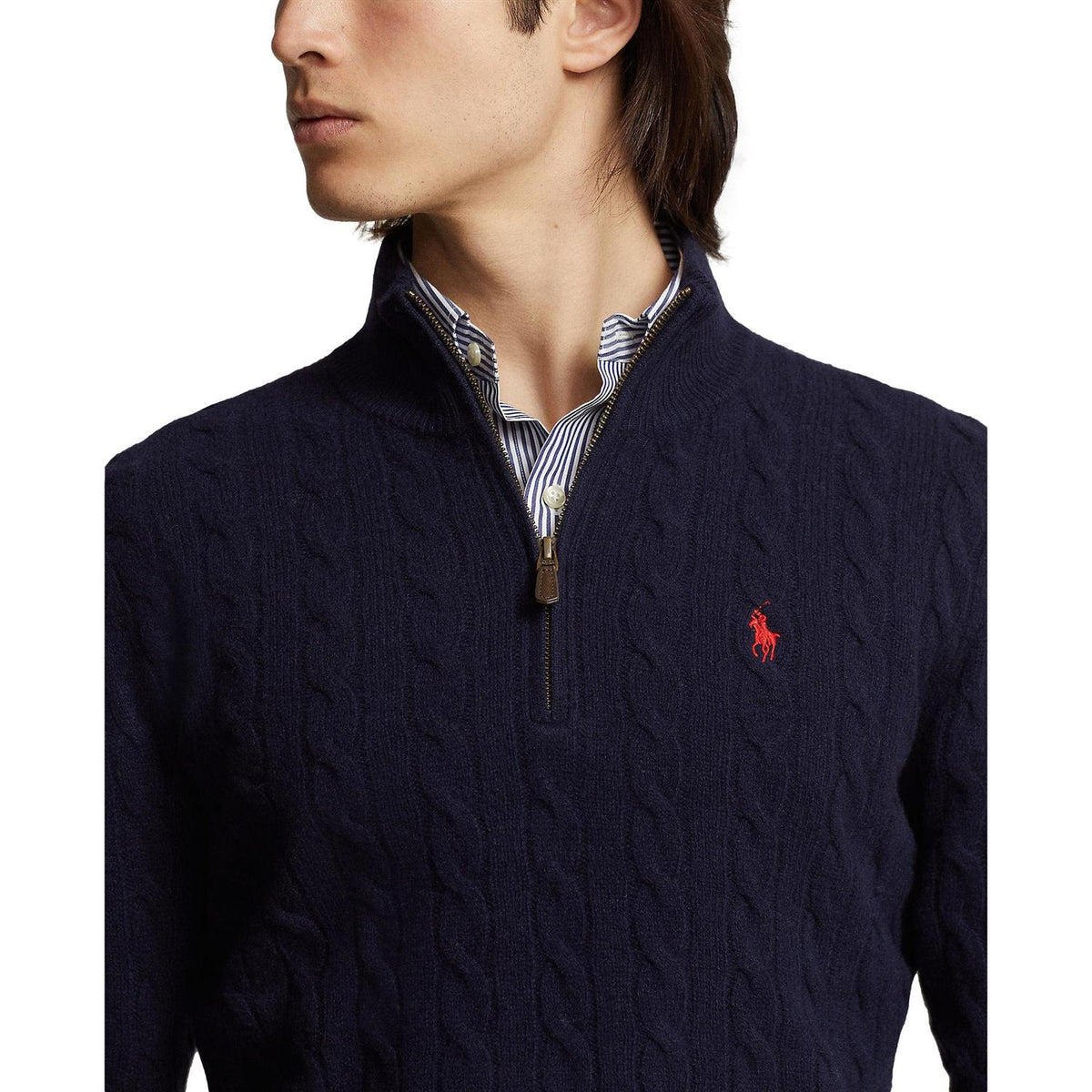 Marine blå Polo Ralph Lauren ull-cashmere genser med kabelstrikk, vist på modell foran en enkel bakgrunn