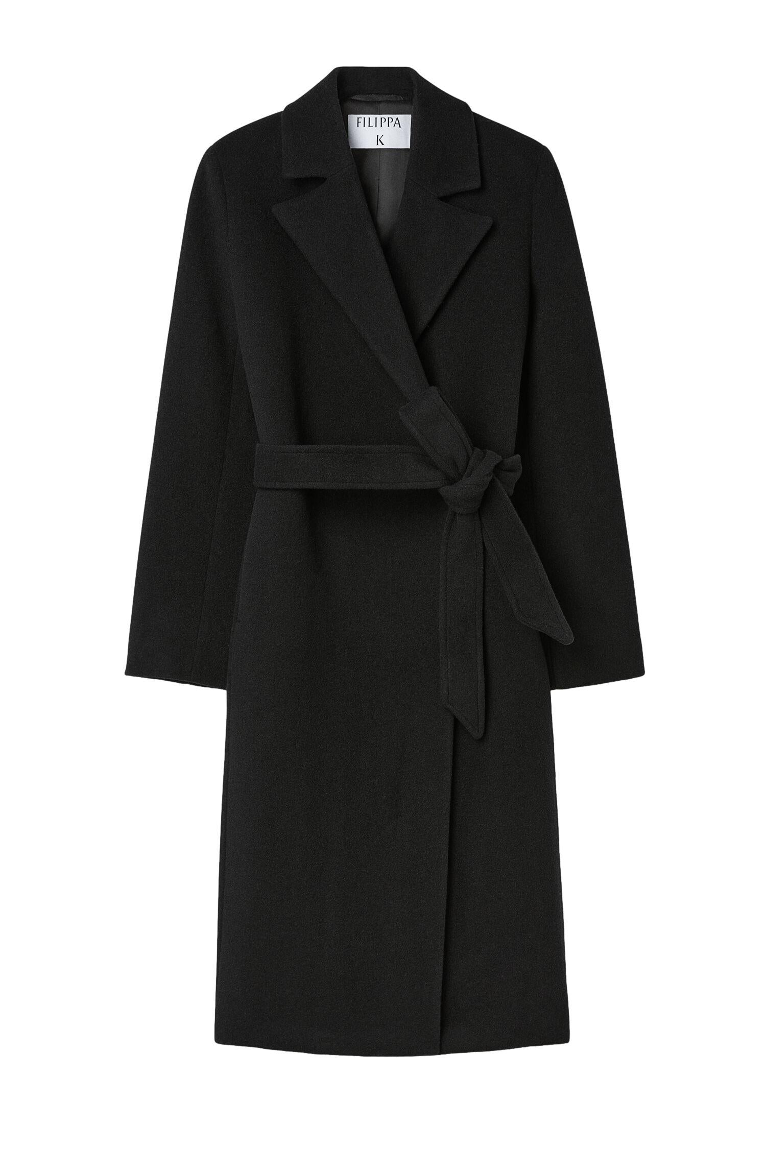 Sort Filippa K Charlotte ullkåpe med belte, lang modell med krage og lommer, vist på modell.