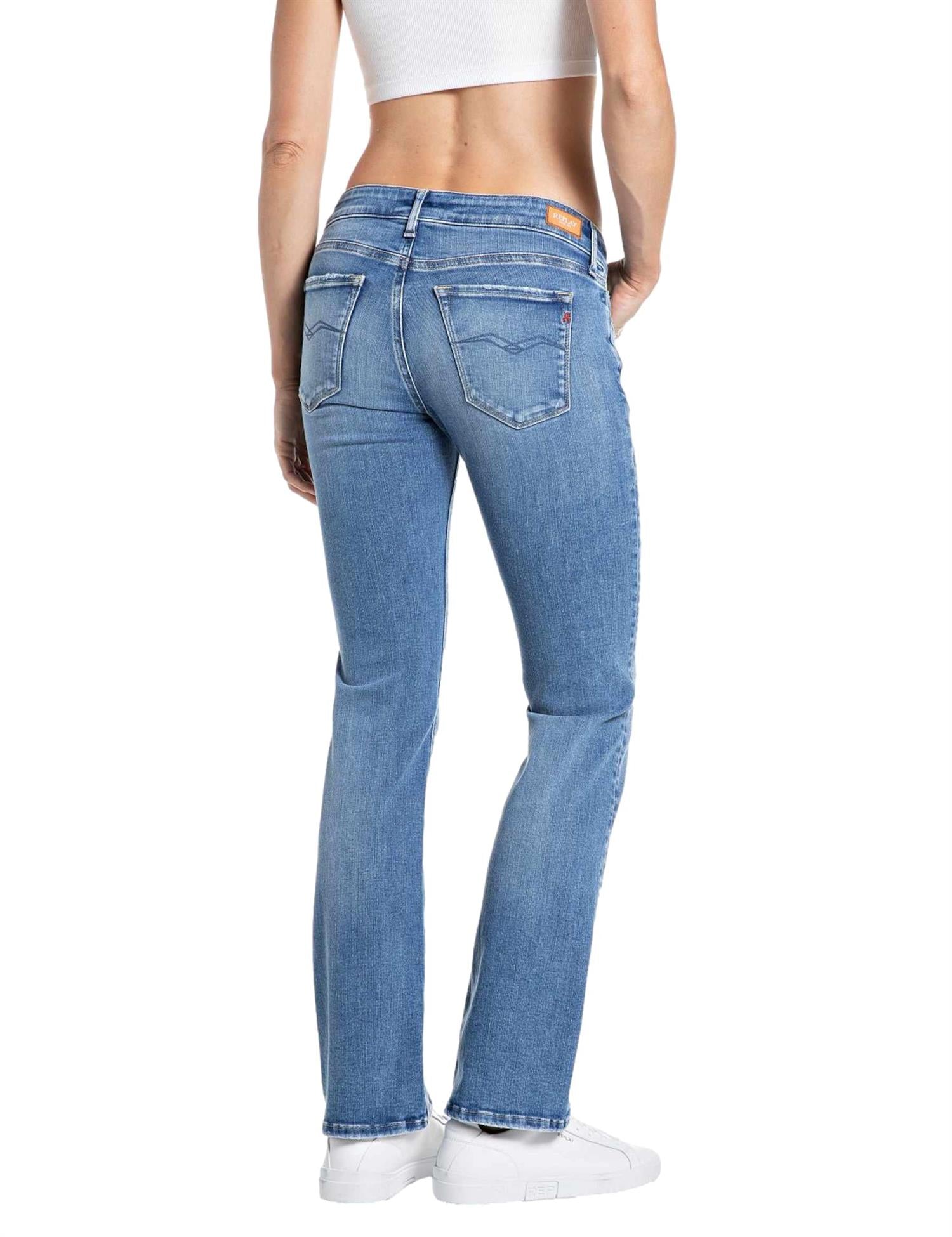Replay New Luz regular midje bootcut jeans i denim, vises på modellen med klassisk passform og lyseblå vask.