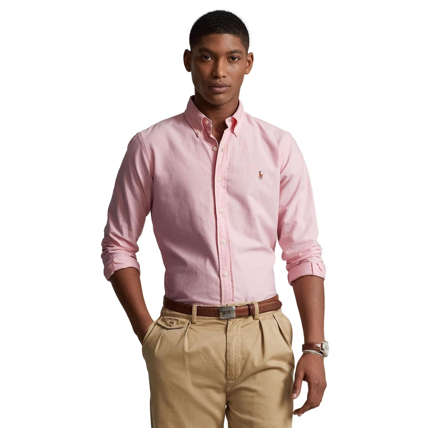 Rosa slim fit Oxford-skjorte fra Polo Ralph Lauren med krage og knapper, vises på bildet.